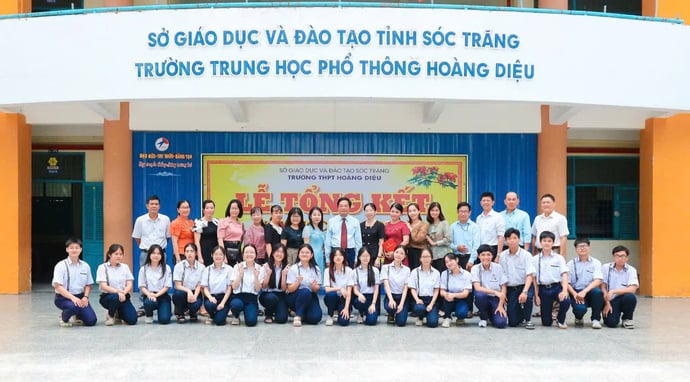 Các em chụp ảnh lưu niệm cùng thầy, cô tại Đảng bộ Trường THPT Hoàng Diệu
