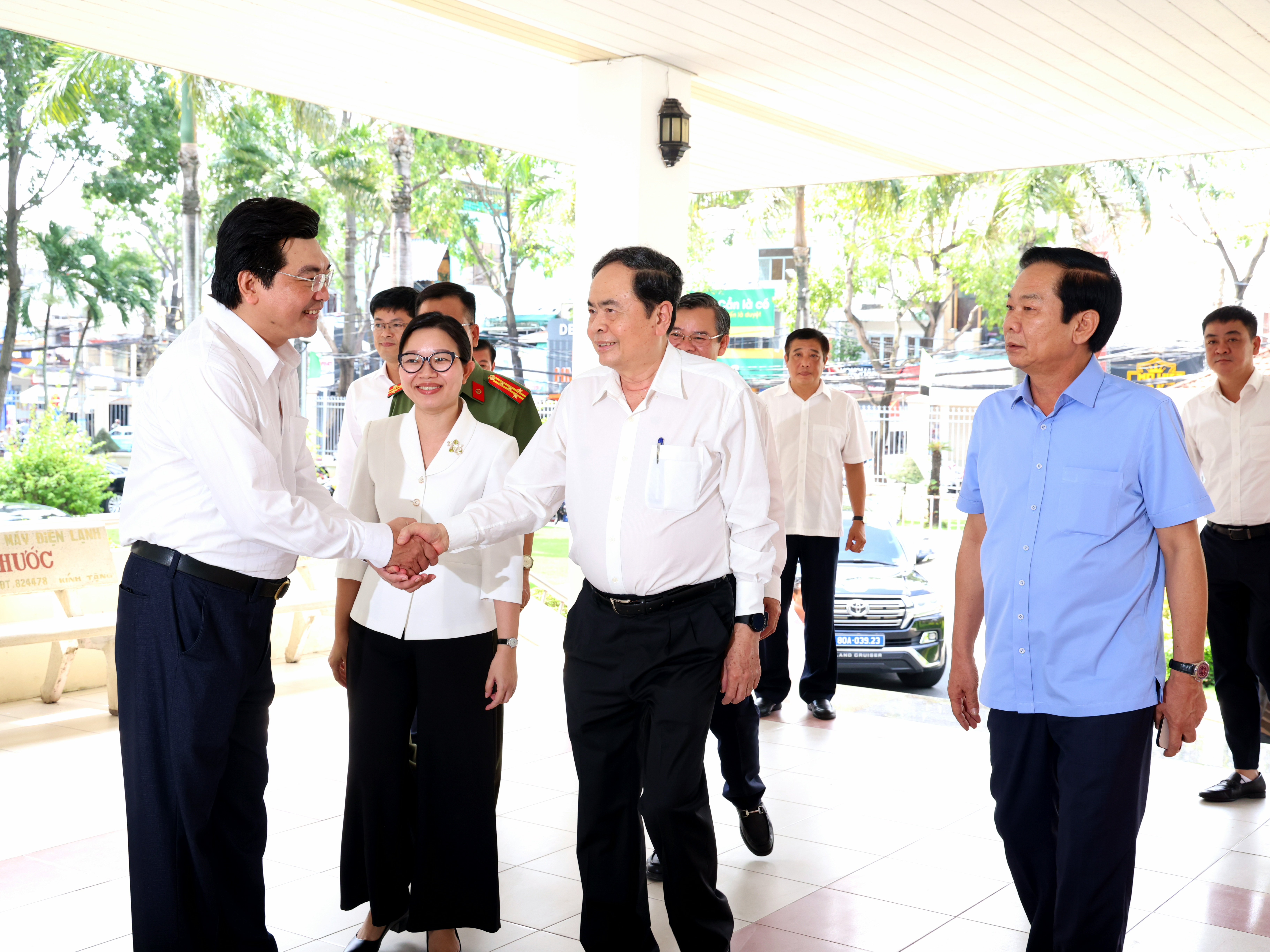 Chủ tịch Quốc hội Trần Thanh Mẫn đến kiểm tra Trung tâm hành chính công phường Ninh Kiều.