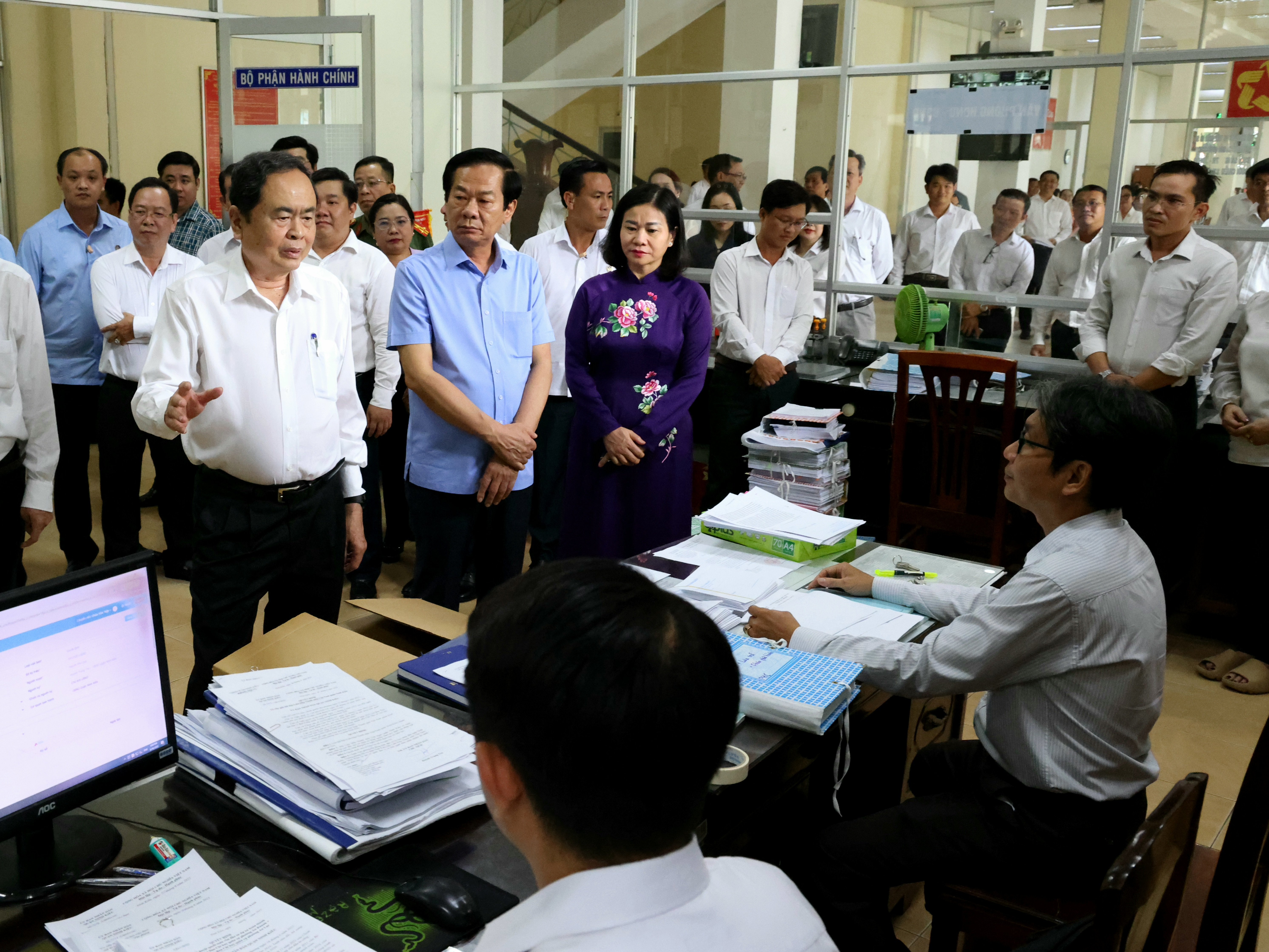 Chủ tịch Quốc hội Trần Thanh Mẫn nói chuyện với nhân viên văn phòng phường Ninh Kiều.