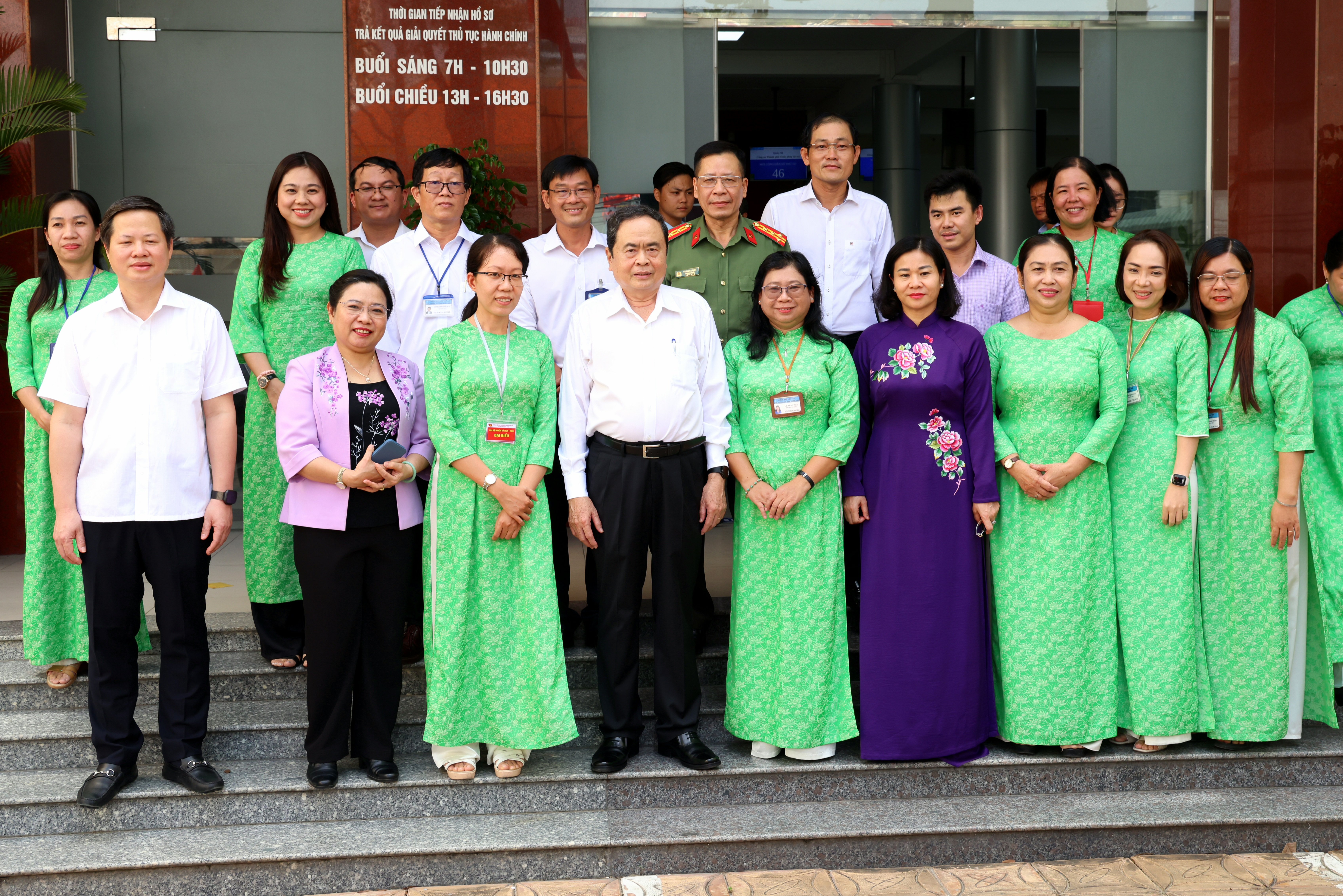 Chủ tịch Quốc hội Trần Thanh Mẫn và đoàn công tác chụp hình lưu niệm cùng lãnh đạo, nhân viên Trung tâm hành chính công TP. Cần Thơ.