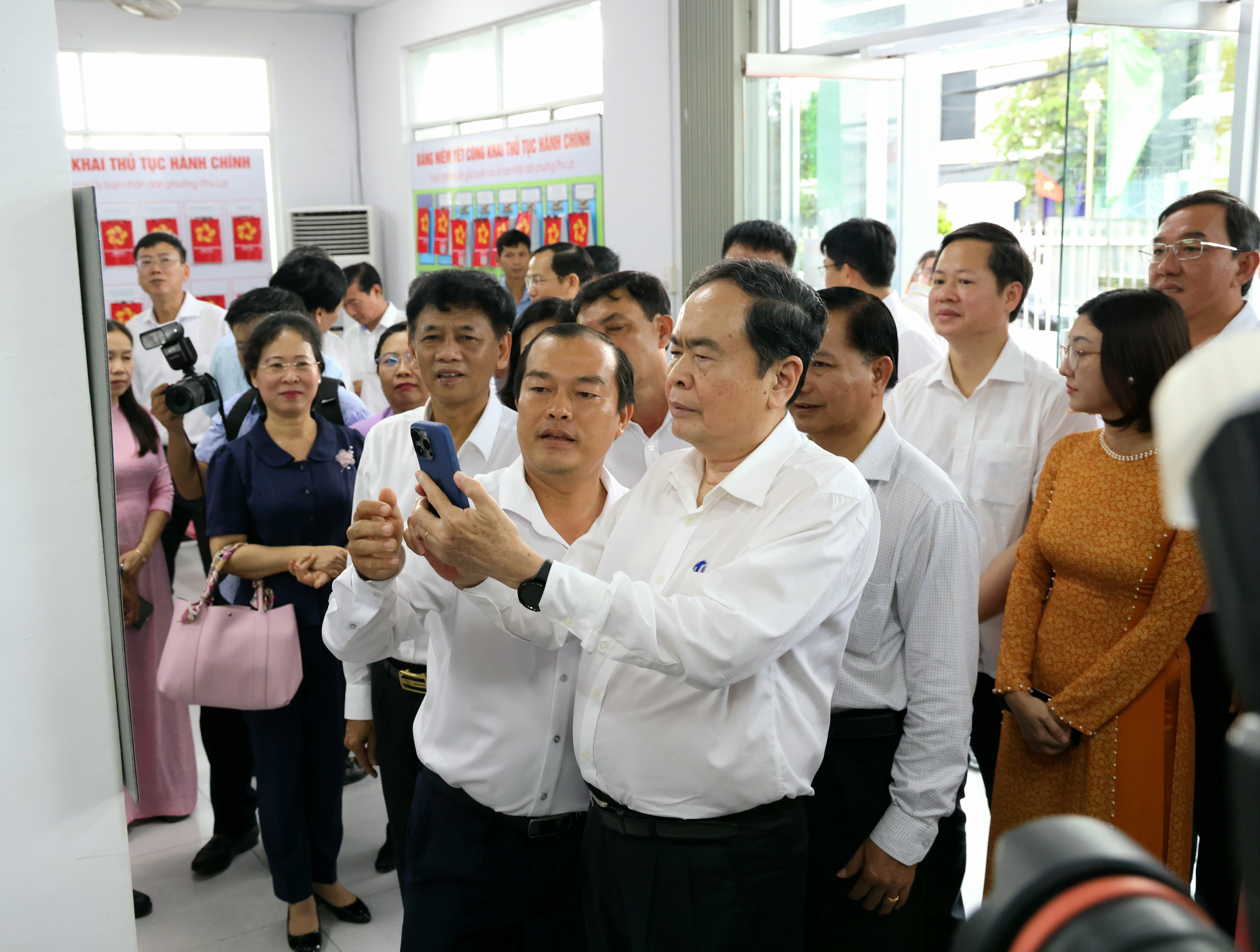 Chủ tịch Quốc hội Trần Thanh Mẫn khảo sát thực tế tại Trung tâm hành chính công phường Phú Lợi (tỉnh Sóc Trăng cũ).