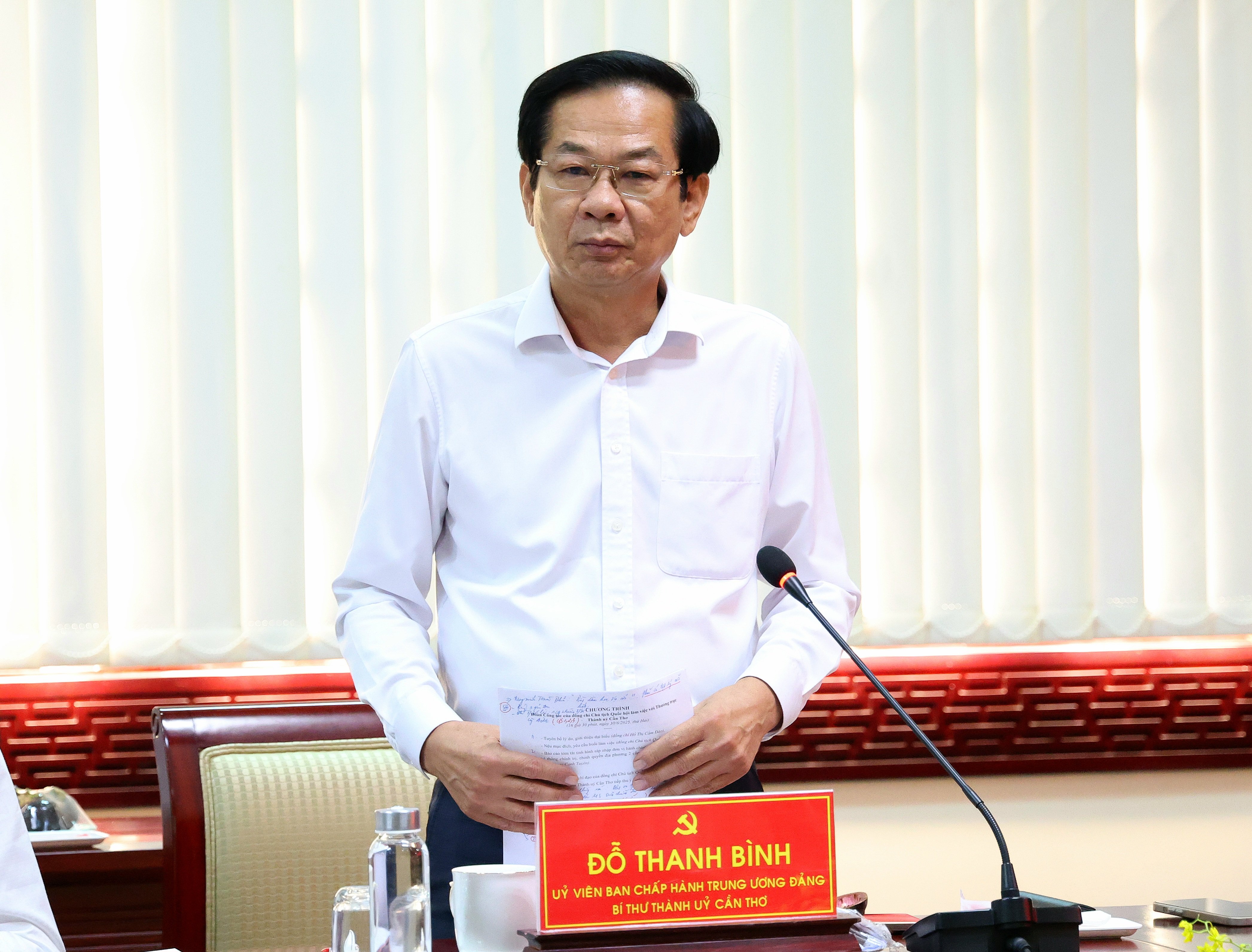 Ông Đỗ Thanh Bình - Bí thư Thành ủy Cần Thơ phát biểu tại buổi làm việc.