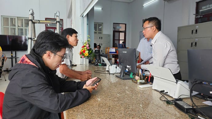 Người dân được cán bộ hướng dẫn nhiệt tình trong lúc làm giấy tờ