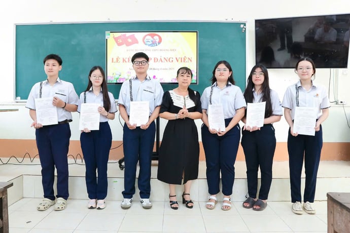 Như Quỳnh (thứ 3 từ phải sang trái) tại Lễ kết nạp Đảng
