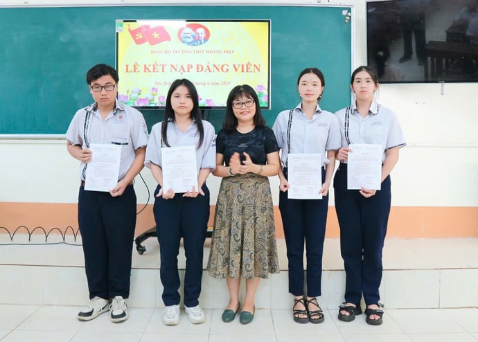 Các quần chúng là học sinh ưu tú tại Trường THPT Hoàng Diệu vinh dự nhận Quyết định kết nạp Đảng tại buổi lễ kết nạp
