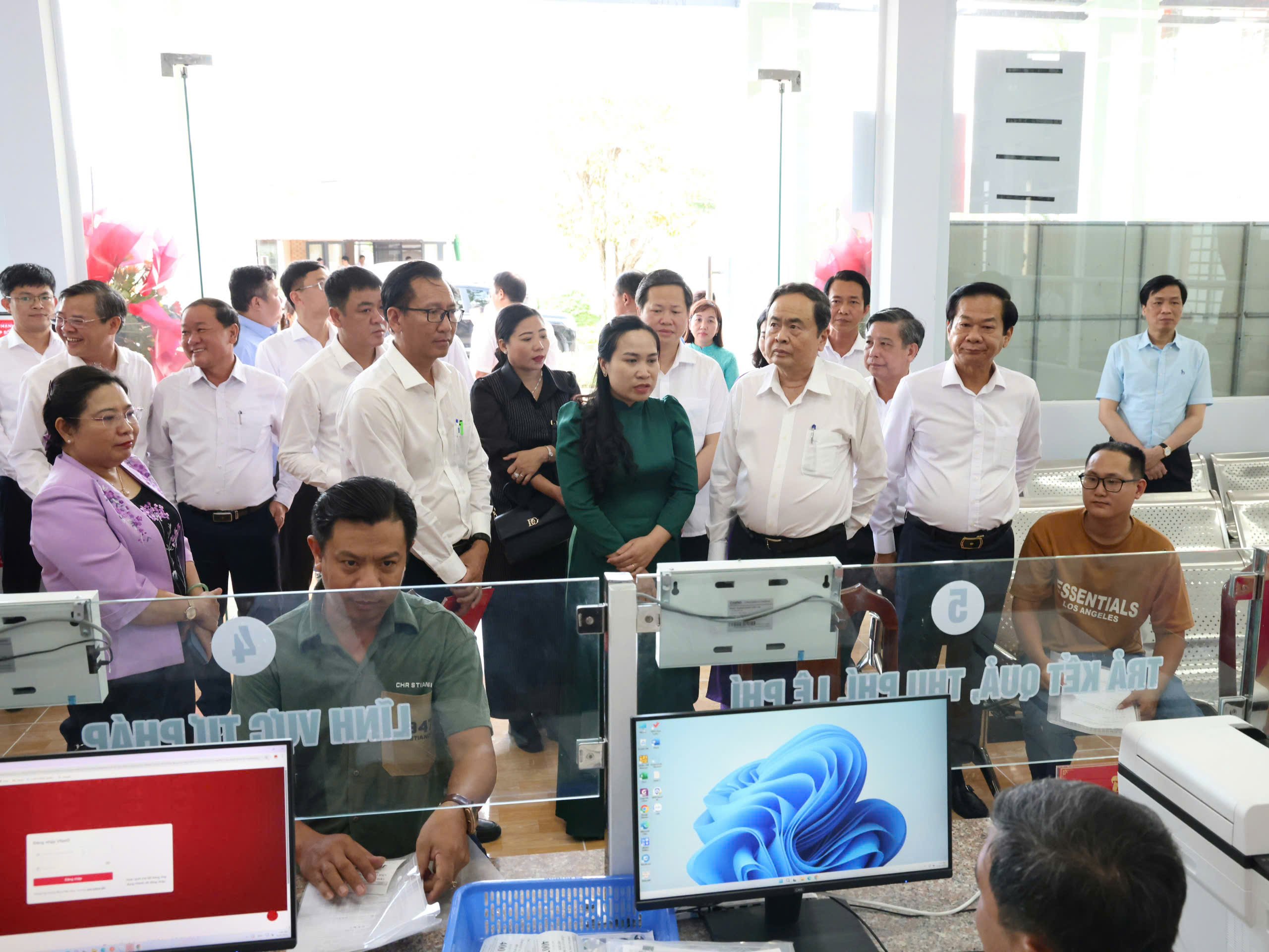 Chủ tịch Quốc hội Trần Thanh Mẫn khảo sát thực tế tại Trung tâm hành chính công xã Thạnh Hòa (Phụng Hiệp, Hậu Giang cũ).