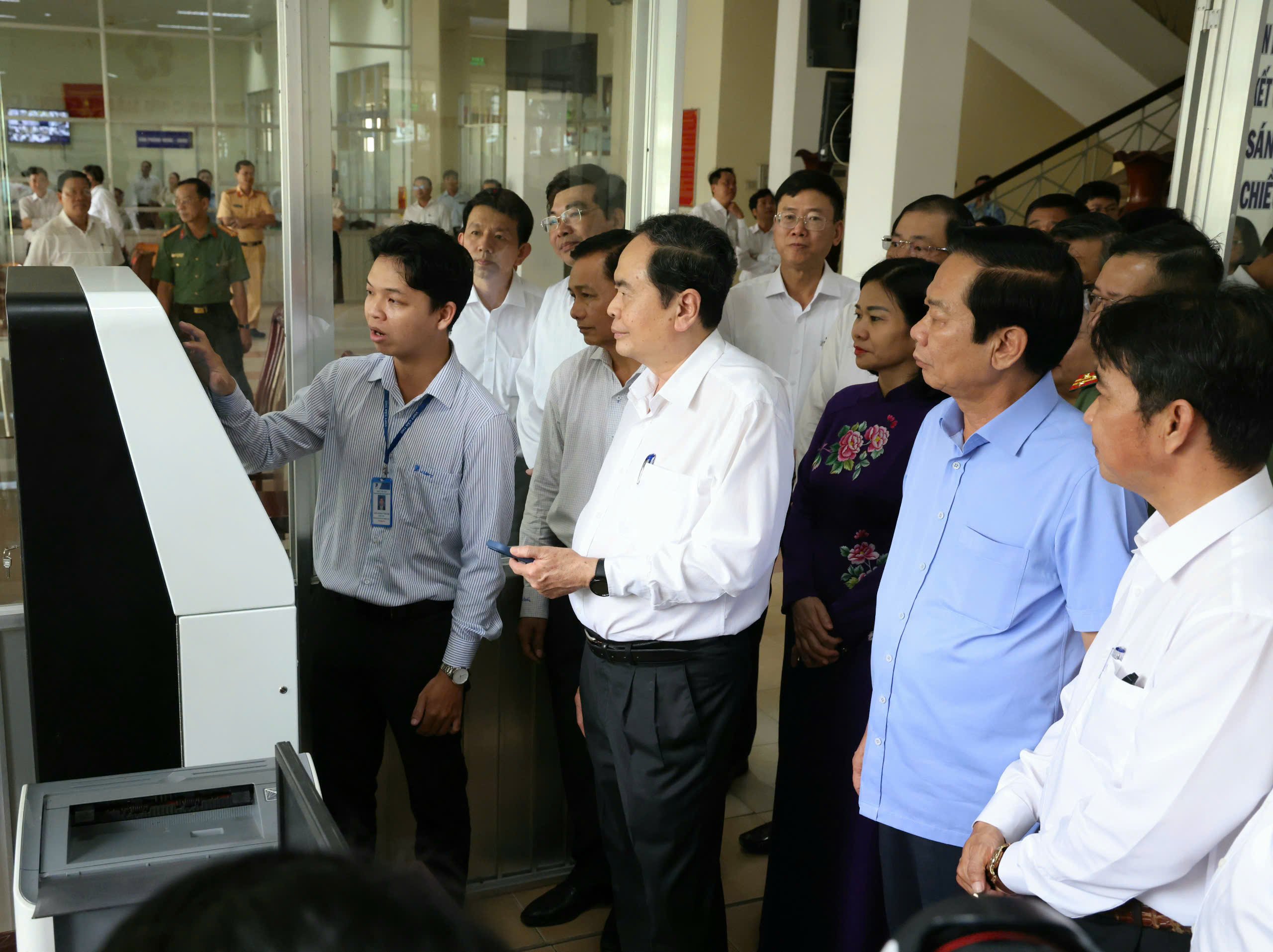 Chủ tịch Quốc hội Trần Thanh Mẫn kiểm tra thiết bị tại Trung tâm hành chính công phường Ninh Kiều.