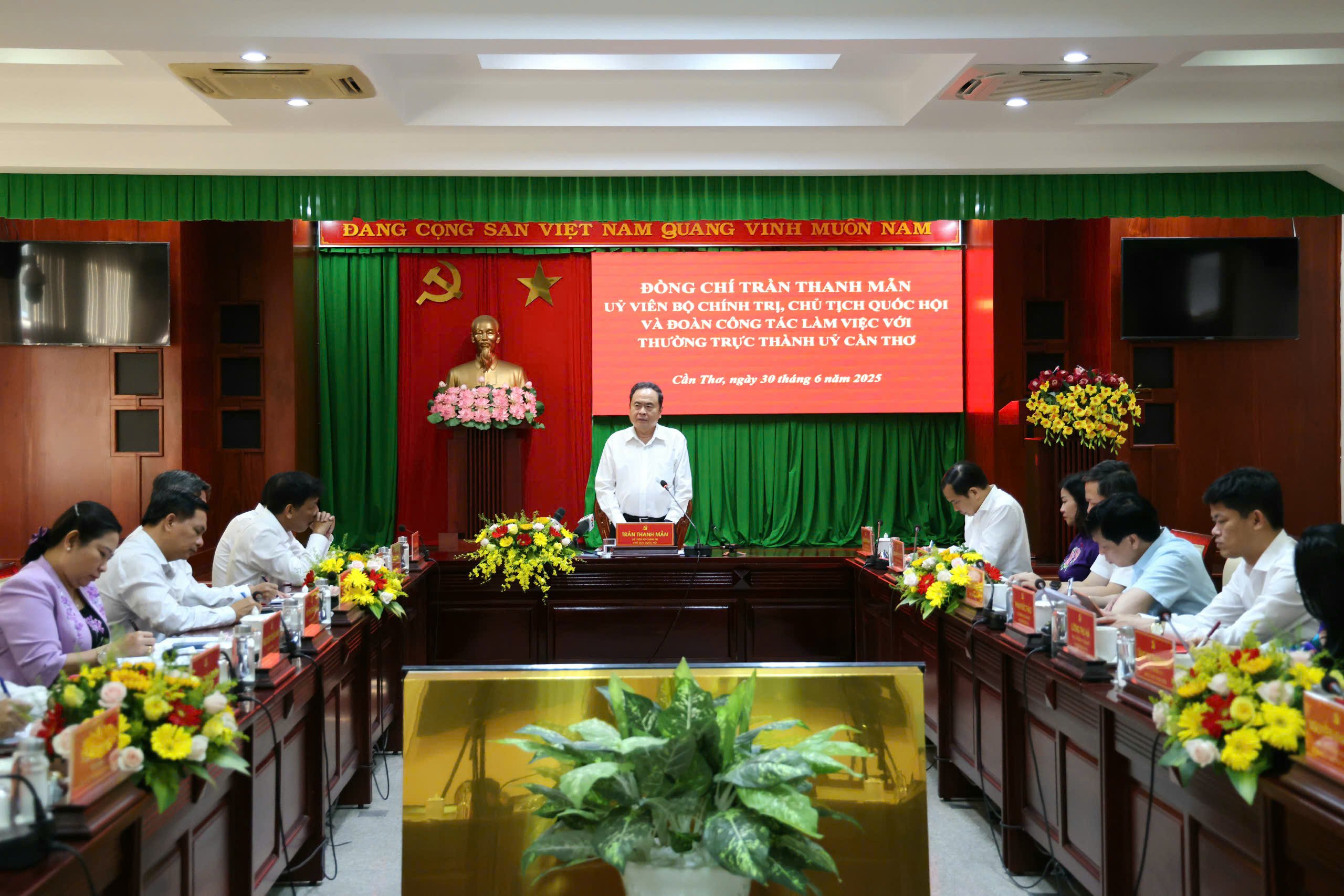 Quang cảnh buổi làm việc.