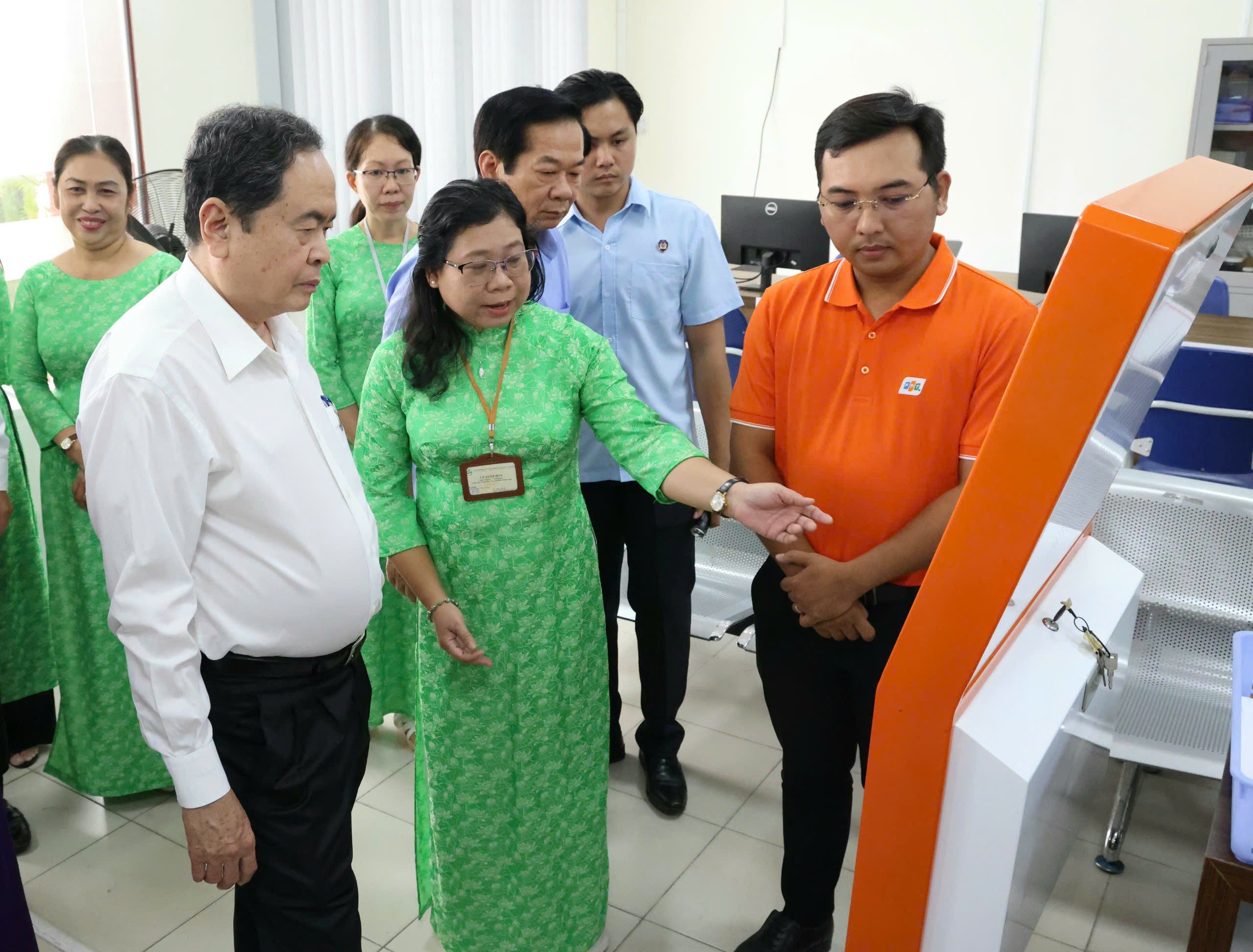 Chủ tịch Quốc hội Trần Thanh Mẫn khảo sát thực tế tại Trung tâm hành chính công TP. Cần Thơ.