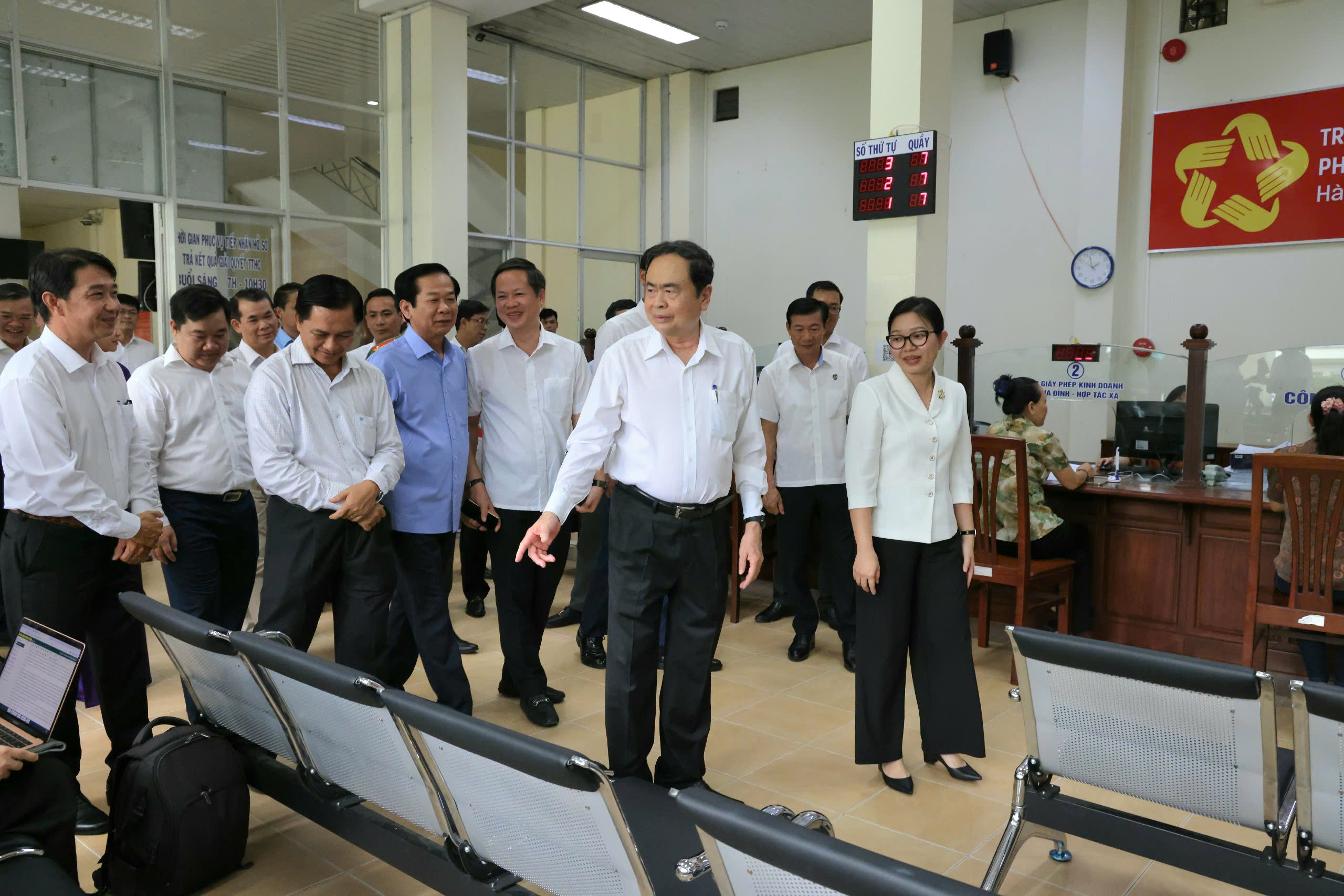 Chủ tịch Quốc hội Trần Thanh Mẫn kiểm tra cơ sở vật chất tại Trung tâm hành chính công phường Ninh Kiều.