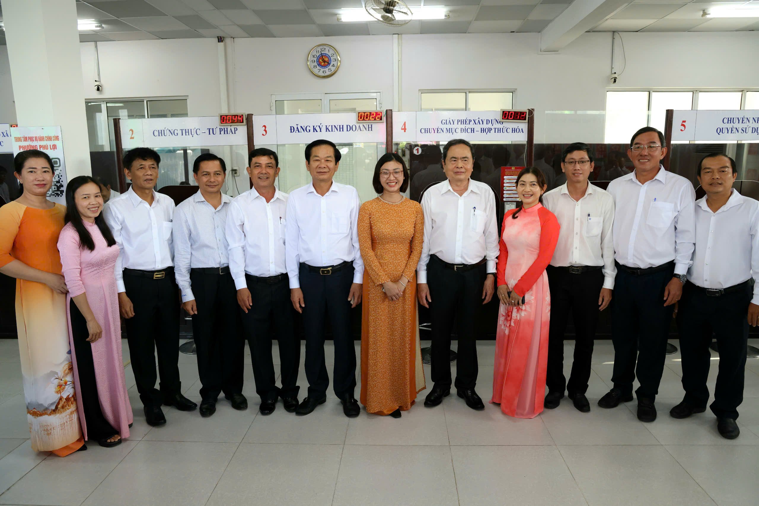 Chủ tịch Quốc hội Trần Thanh Mẫn và đoàn công tác chụp hình lưu niệm cùng lãnh đạo, nhân viên Trung tâm hành chính công phường Phú Lợi (tỉnh Sóc Trăng cũ).
