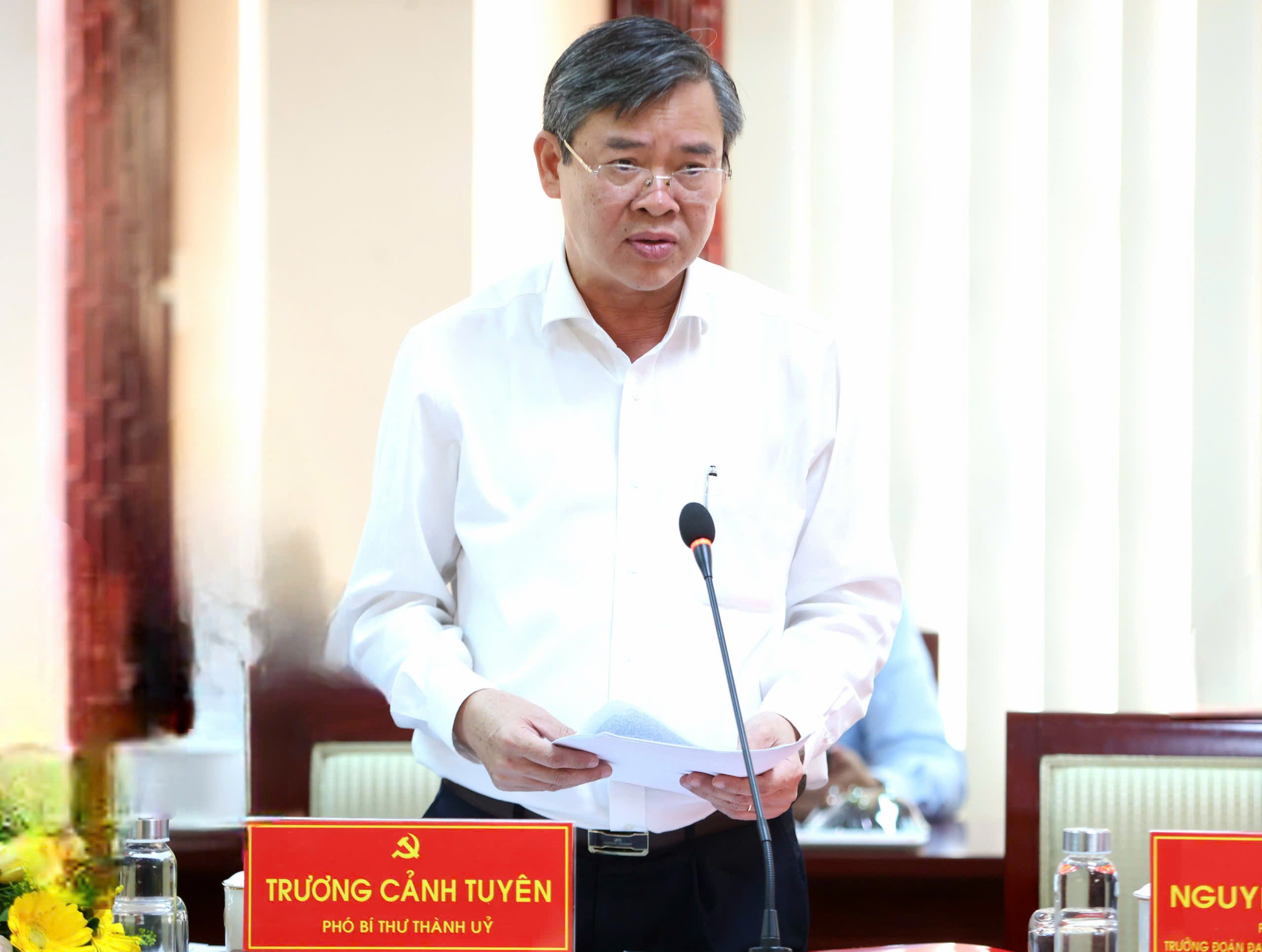 Ông Trương Cảnh Tuyên - Phó Bí thư Thành ủy Cần Thơ báo cáo về công tác sáp nhập các xã phường.