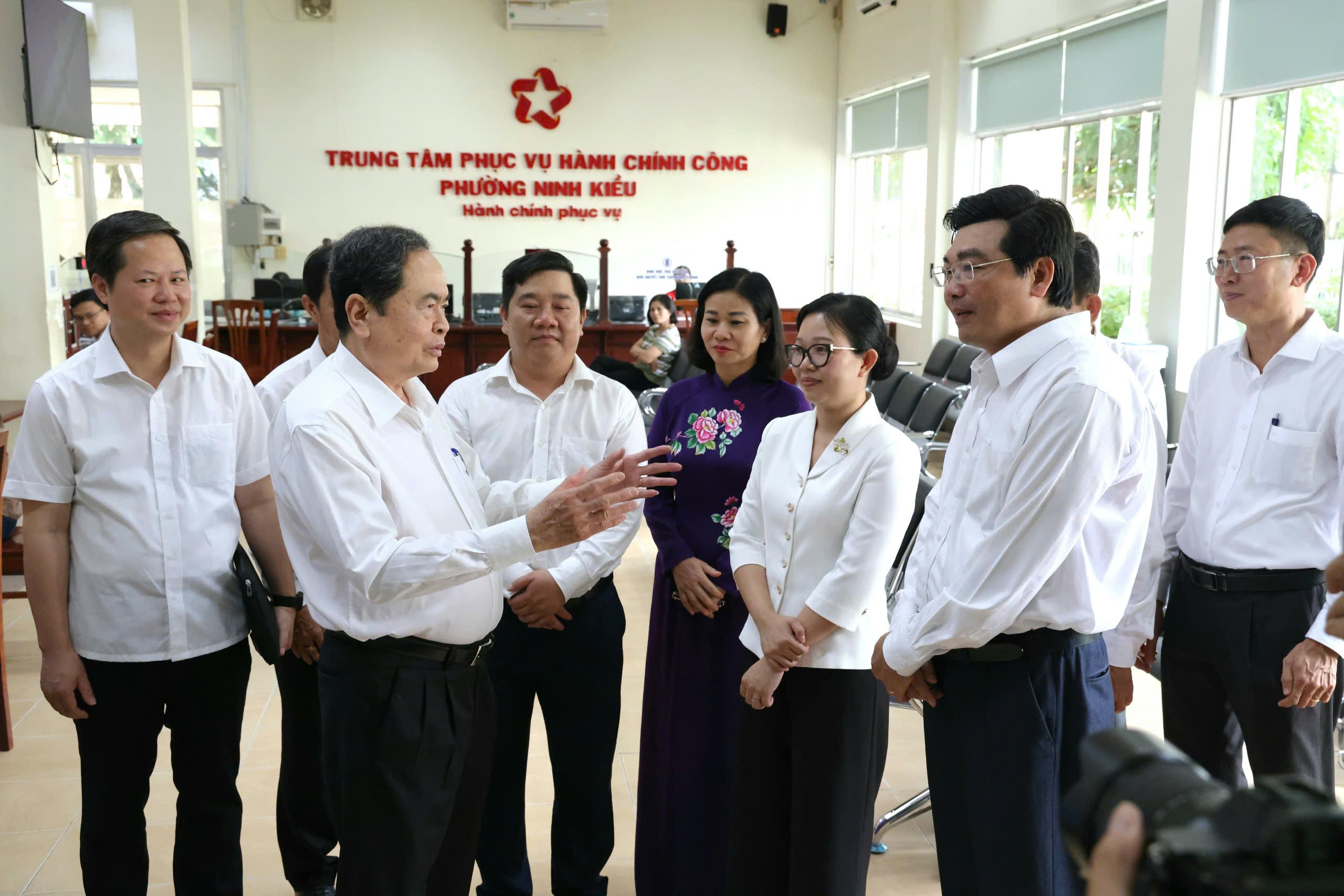 Chủ tịch Quốc hội Trần Thanh Mẫn nói chuyện với lãnh đạo phường Ninh Kiều.