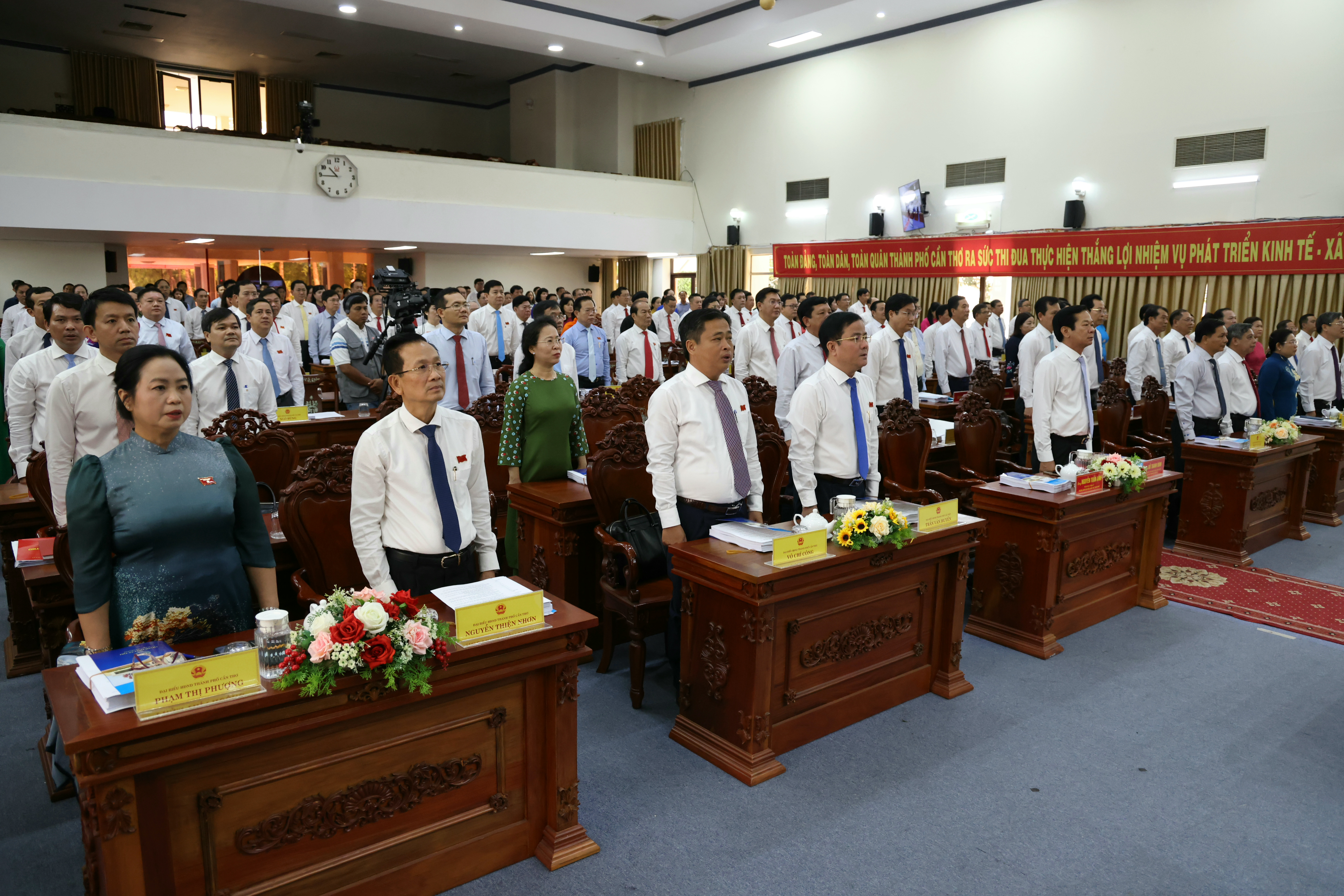 Các đại biểu thực hiện nghi thức chào cờ.