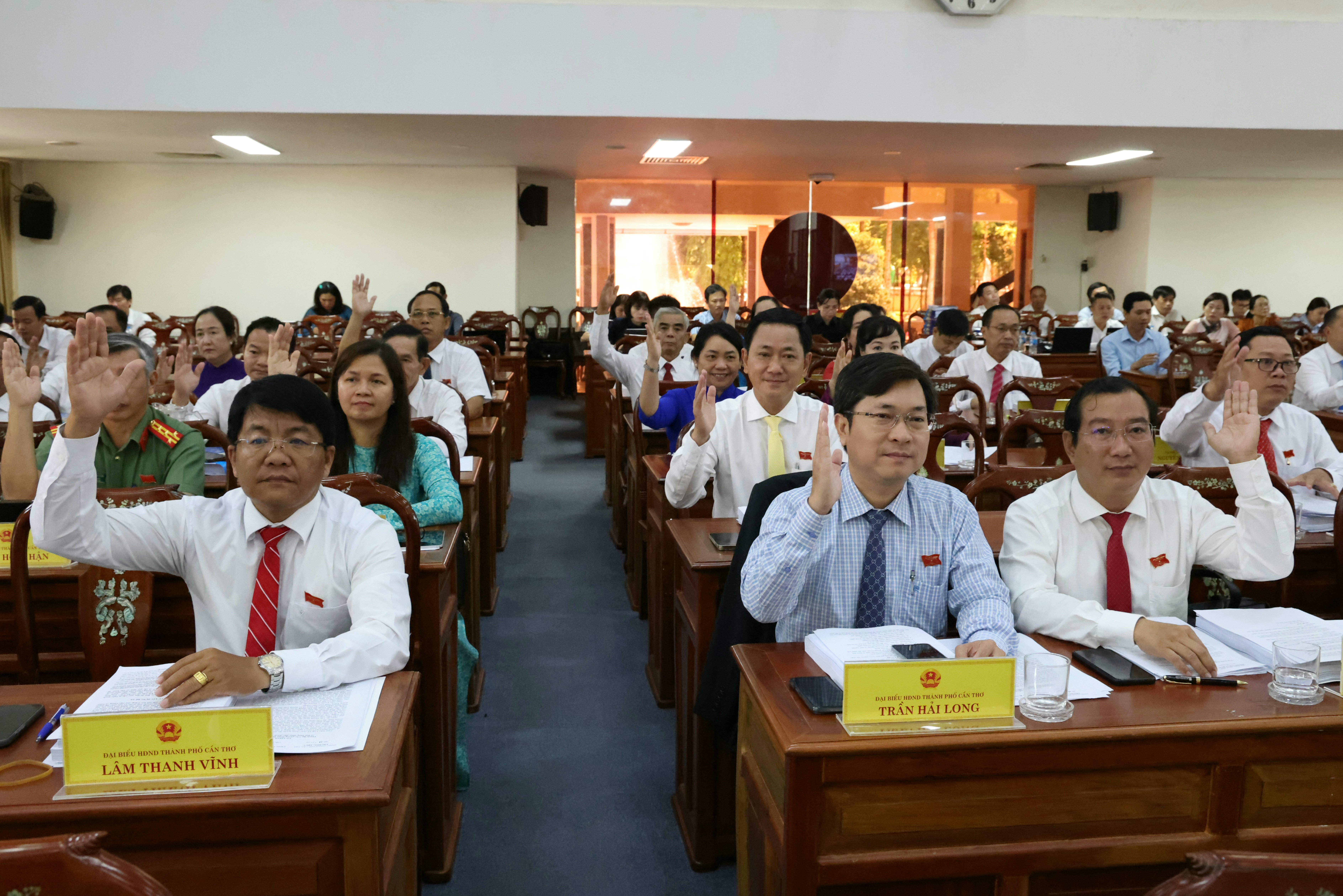 Các đại biểu HĐND TP. Cần Thơ biểu quyết thông qua các nghị quyết.