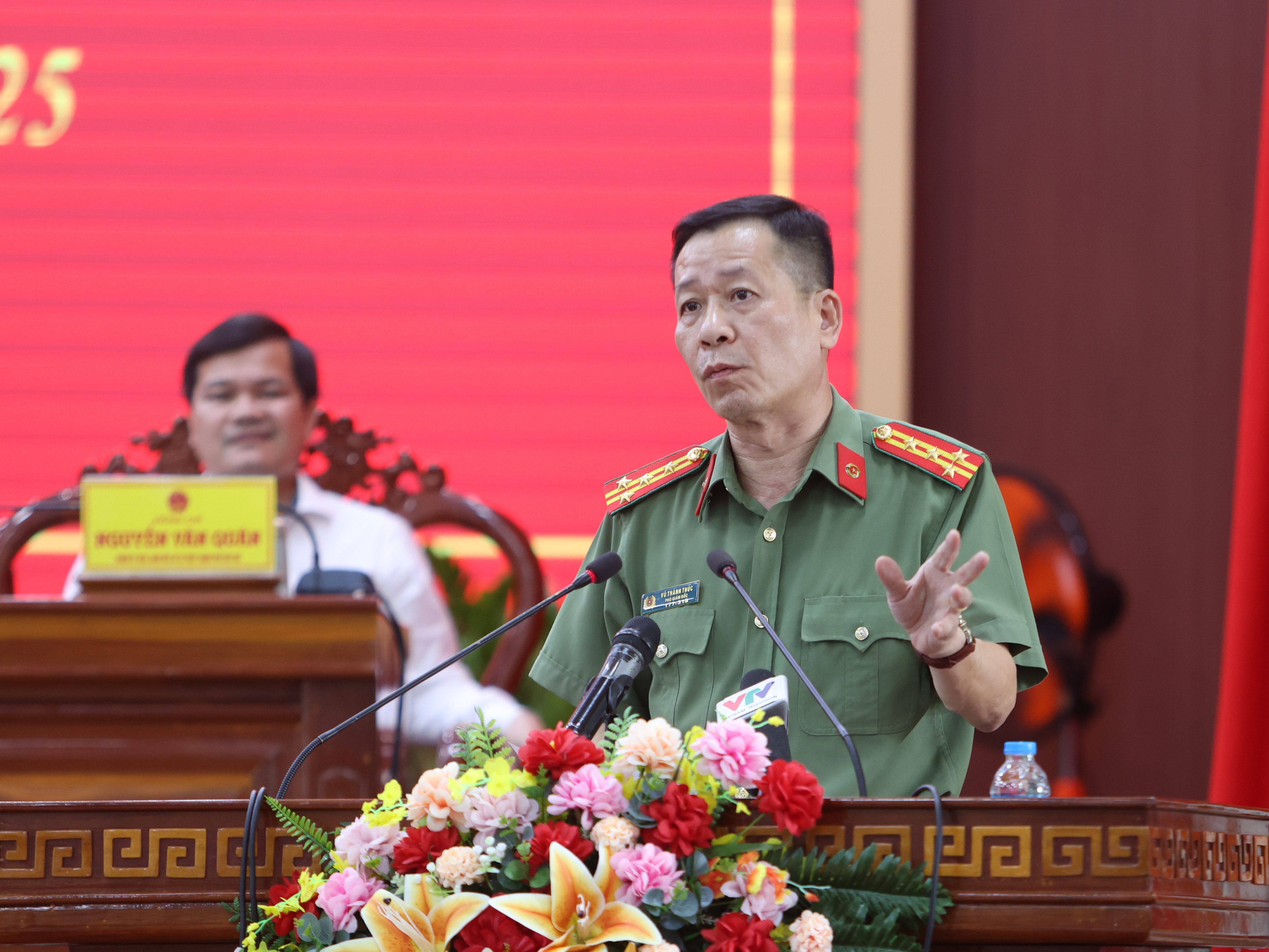 Đại tá Vũ Thành Thức - Phó Giám đốc Công an TP. Cần Thơ phát biểu tại buổi tiếp xúc cử tri.