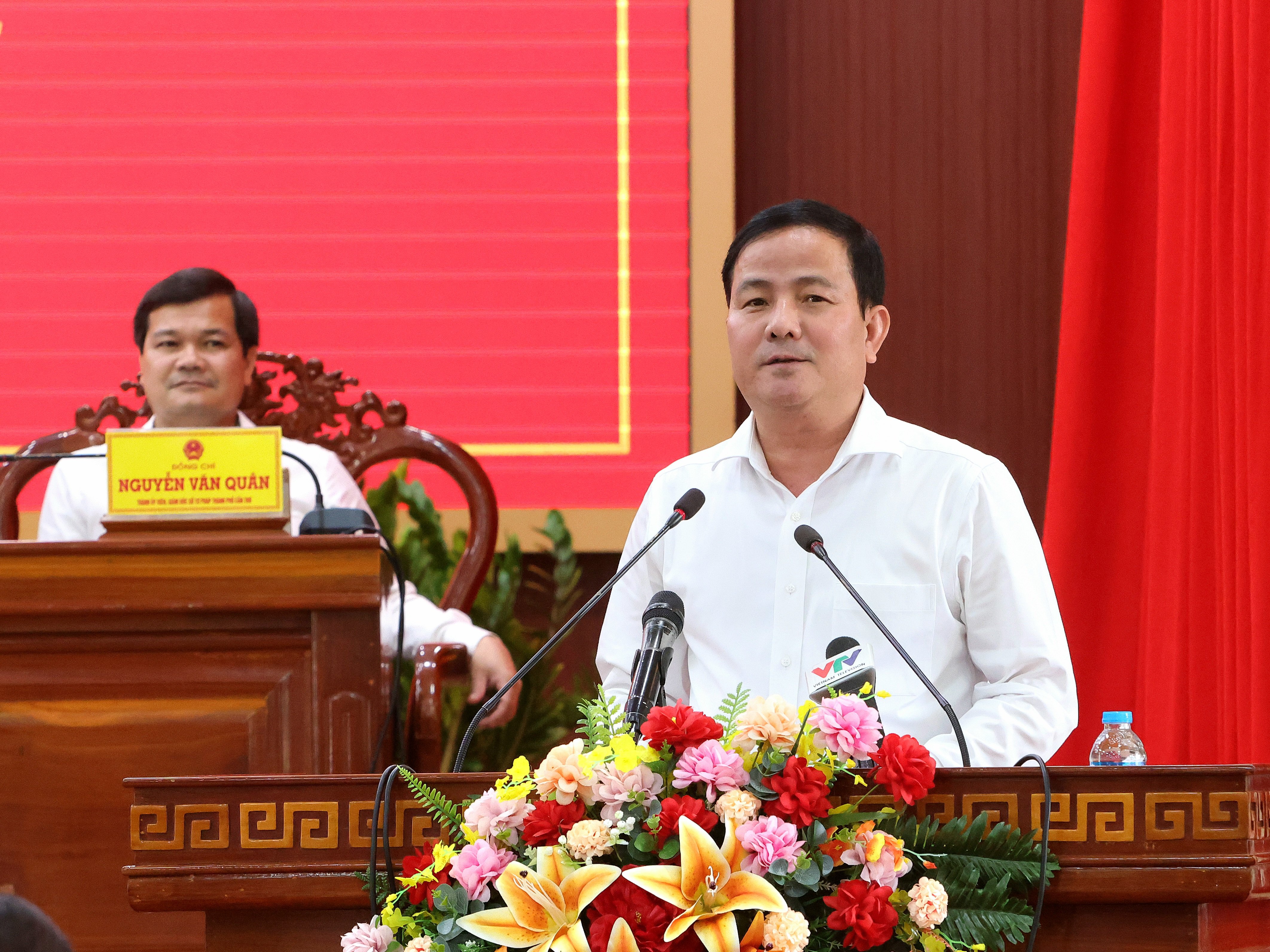 Ông Trần Văn Huyến - Phó Bí thư Thành ủy Cần Thơ phát biểu tại buổi tiếp xúc cử tri.
