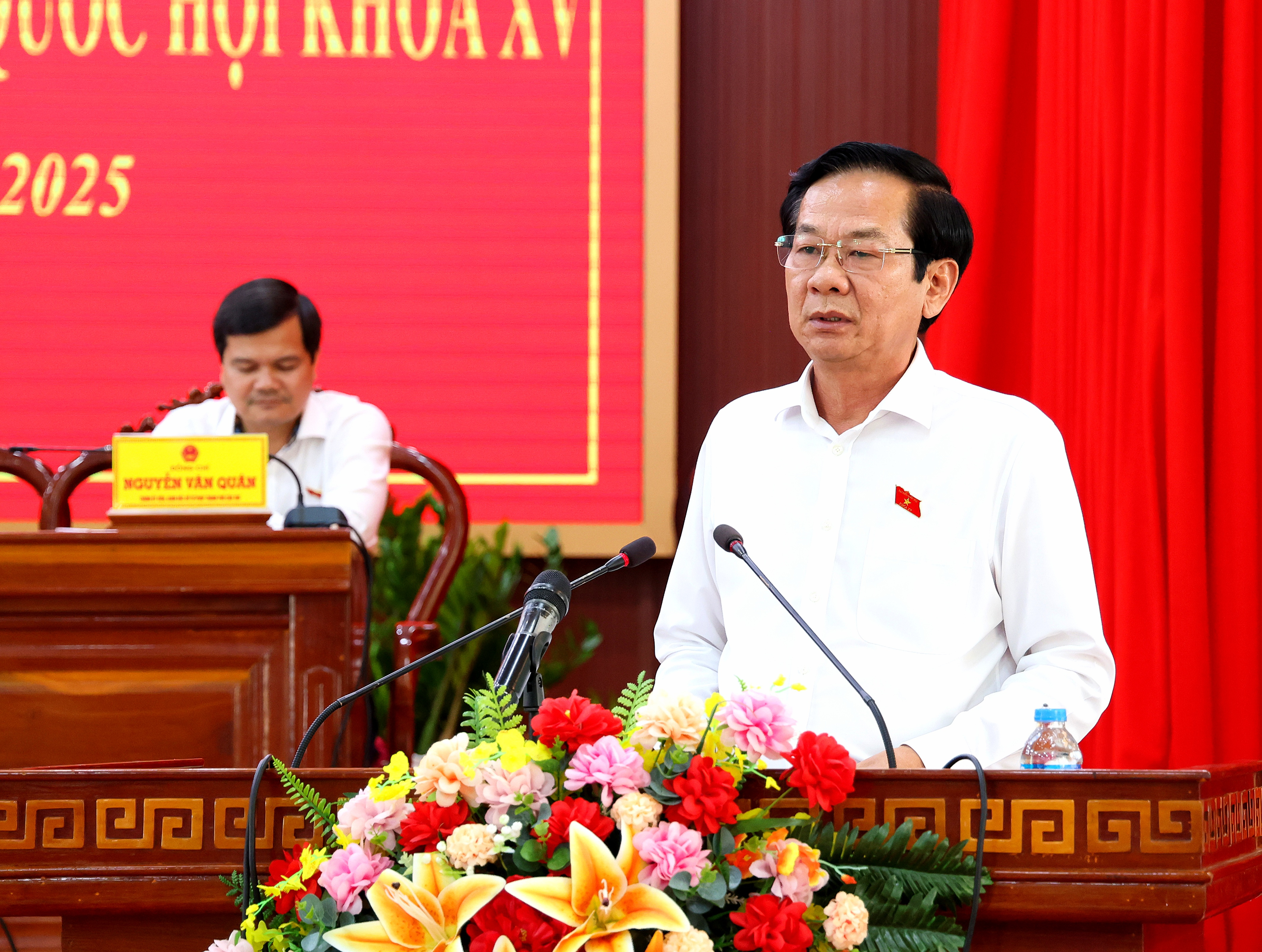Ông Đỗ Thanh Bình - Bí thư Thành ủy Cần Thơ phát biểu tại buổi tiếp xúc cử tri.