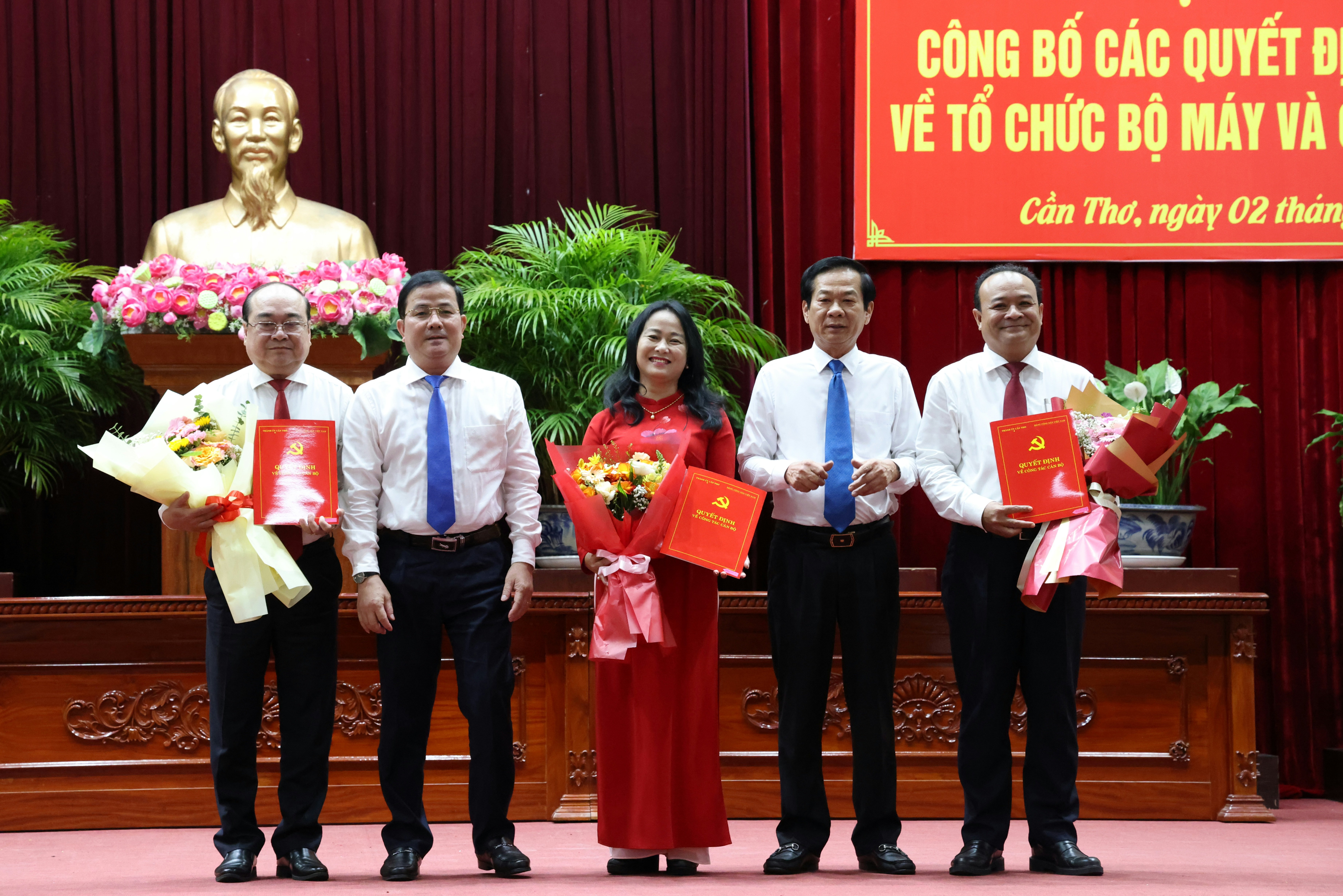 Ông Đỗ Thanh Bình - Ủy viên BCH Trung ương Đảng, Bí thư Thành ủy Cần Thơ và ông Trần Văn Huyến - Phó Bí thư Thành ủy Cần Thơ trao quyết định cho ông Nguyễn Ngọc Tâm (bìa phải) - Tổng Biên tập Báo và Phát thanh - Truyền hình Cần Thơ.
