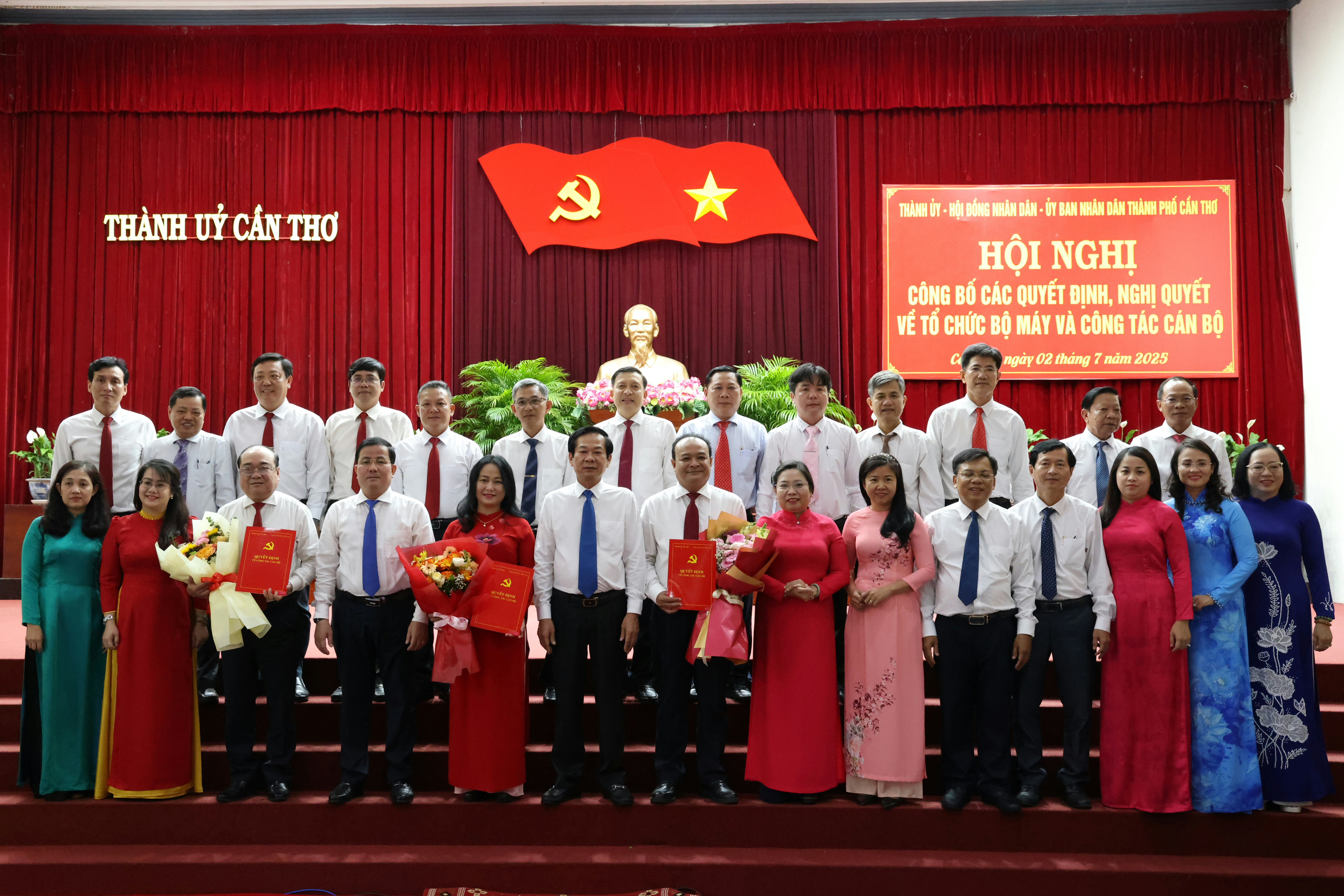 Lãnh đạo TP Cần Thơ chụp hình lưu niệm cùng cán bộ lãnh đạo Báo và Phát thanh, truyền hình Cần Thơ và lãnh đạo các sở ngành nhận quyết định phân công