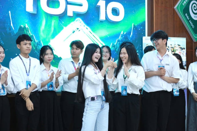 Các bạn thí sinh vui mừng khi được gọi tên vào Top 10 Chung cuộc của Cuộc thi The Debate Competition 2025