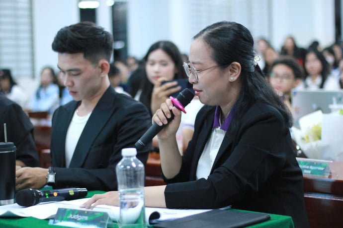 Ban giám khảo lắng nghe và đặt câu hỏi cho các bạn thí sinh