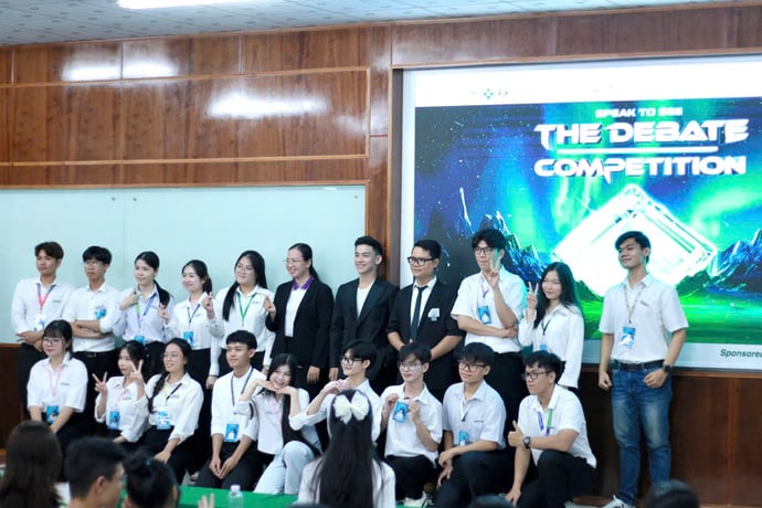 Ban giám khảo chụp ảnh lưu niệm cùng các bạn thí sinh