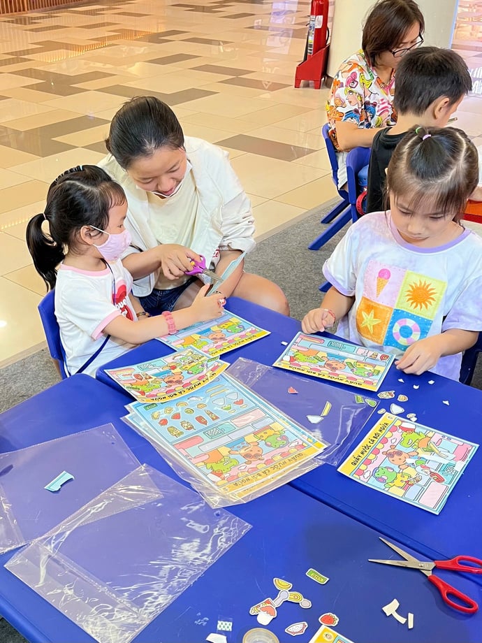 Sản phẩm chính chủ Cô Tiên Xanh đều có thương hiệu bao bì, nhãn mác rõ ràng. Phụ huynh nên đặt mua ở các kênh chính thống như Facebook, Tiktok hoặc các điểm bán tại nhà sách để có món quà an toàn dành cho con.
