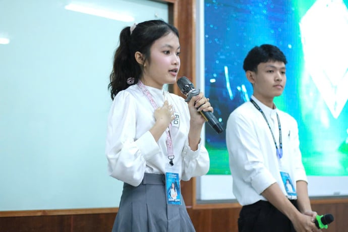 Các bạn thí sinh trả lời câu hỏi được đặt ra từ phí Ban giám khảo