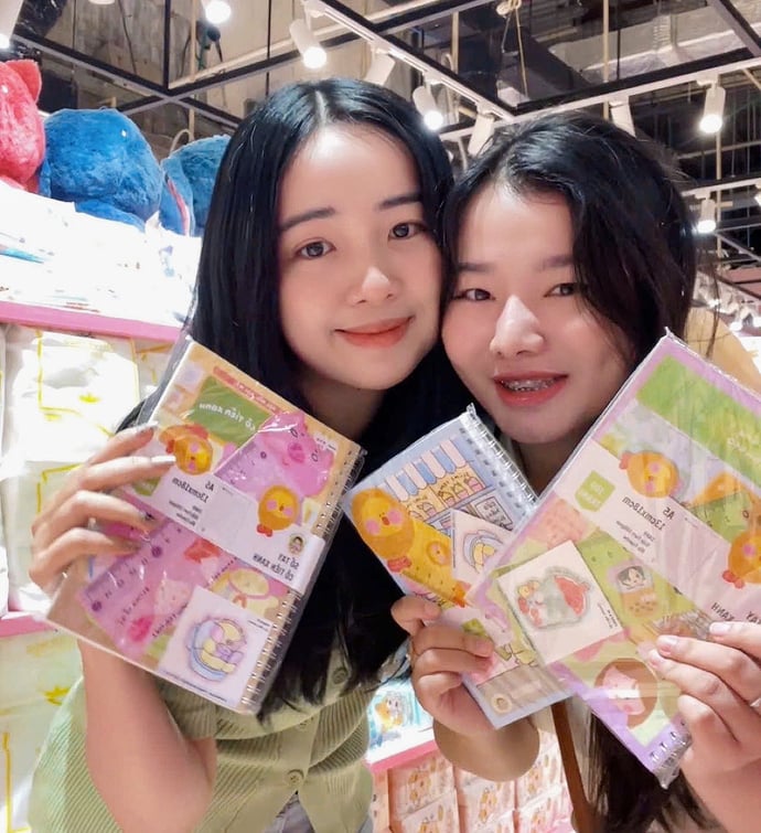 Như Hảo (áo xanh, bên trái) cùng cô bạn thân cấp 3 khởi nghiệp ở tuổi 22.