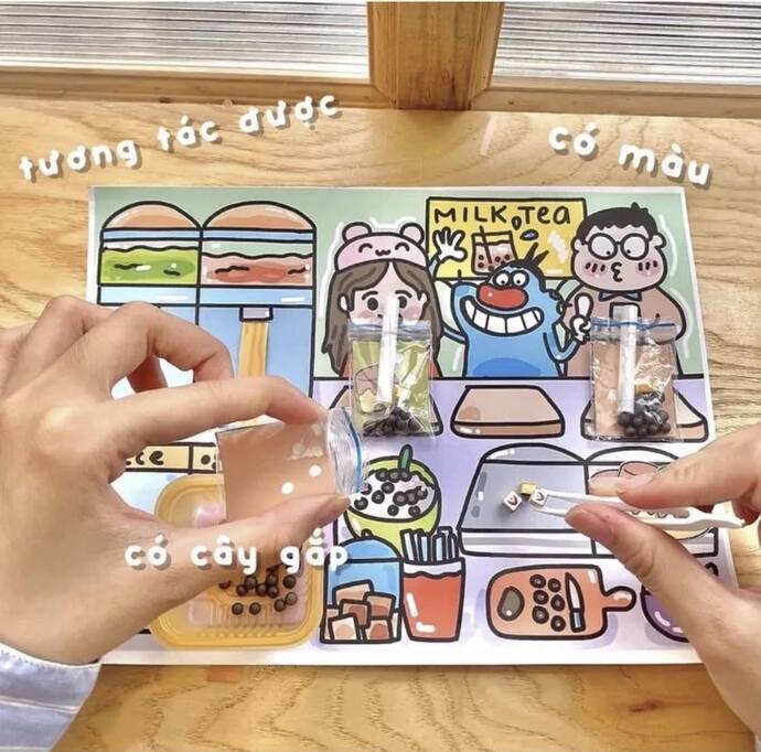 Trọn bộ sách tương tác có 8 mặt tranh, các chi tiết được cắt sẵn và đính kèm hộp mù móc khoá với các thông điệp thú vị, tất cả đều được đầu tư chỉn chu từ khâu thiết kế, màu sắc đến câu chuyện của các tuyến nhân vật.