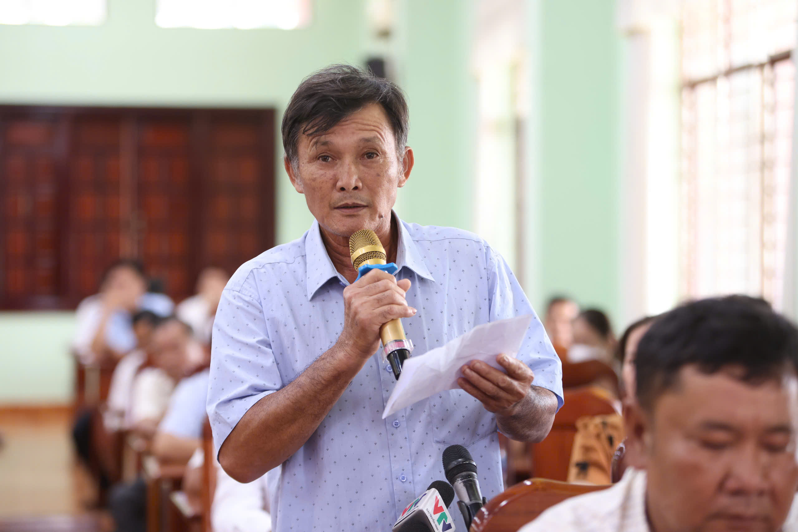 Cử tri Khả Văn Tui phát biểu tại buổi tiếp xúc cử tri.