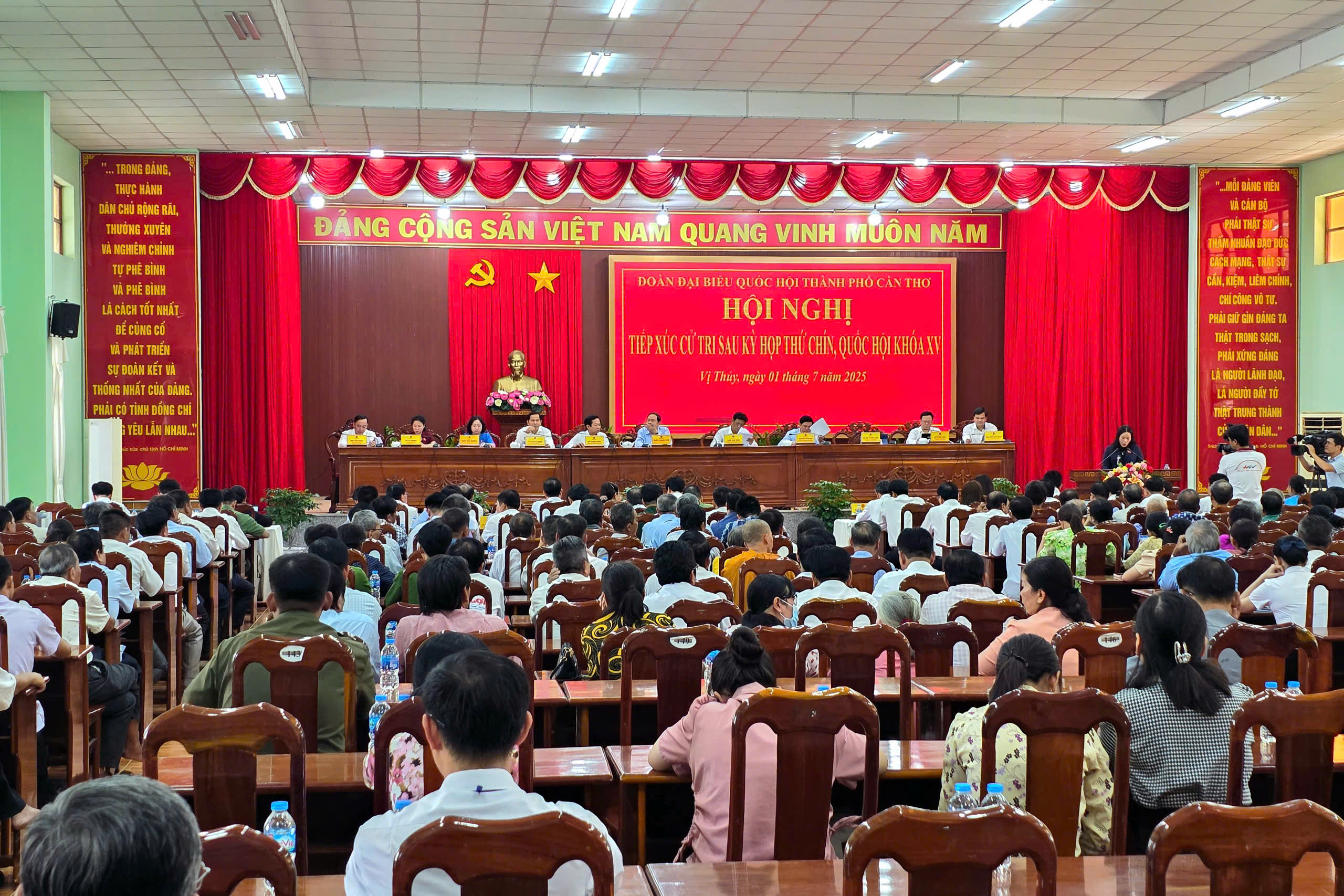 Quang cảnh buổi tiếp xúc cử tri sau Kỳ họp thứ Chín, Quốc hội khóa XV.