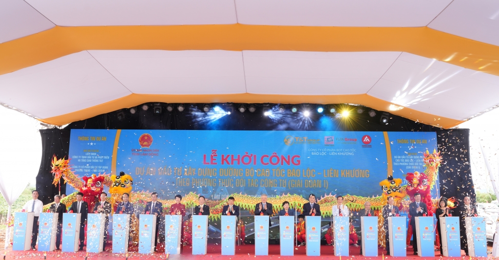 Phó Thủ tướng Thường trực Nguyễn Hoà Bình và các đại biểu thực hiện nghi thức khởi công dự án đầu tư xây dựng cao tốc Bảo Lộc – Liên Khương.