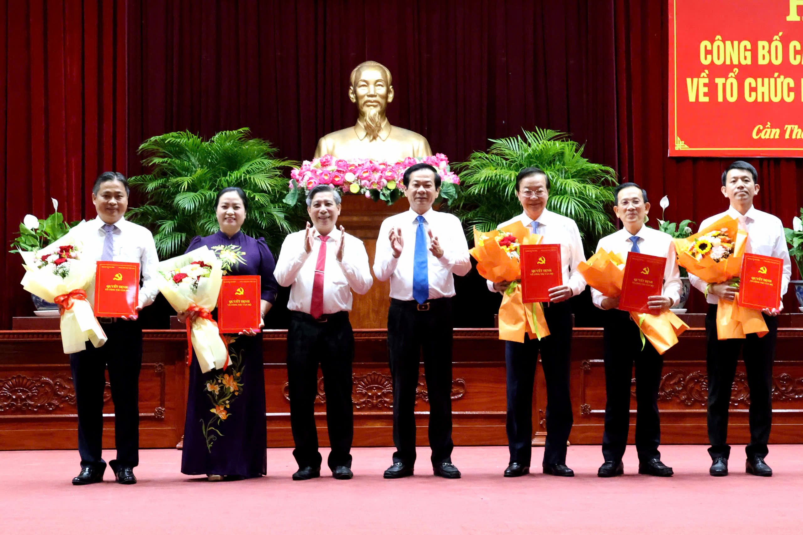 Ông Đỗ Thanh Bình - Ủy viên BCH Trung ương Đảng, Bí thư Thành ủy Cần Thơ và ông Đồng Văn Thanh - Phó Bí thư Thường trực Thành ủy, Chủ tịch HĐND TP. Cần Thơ trao các quyết định công tác cán bộ.