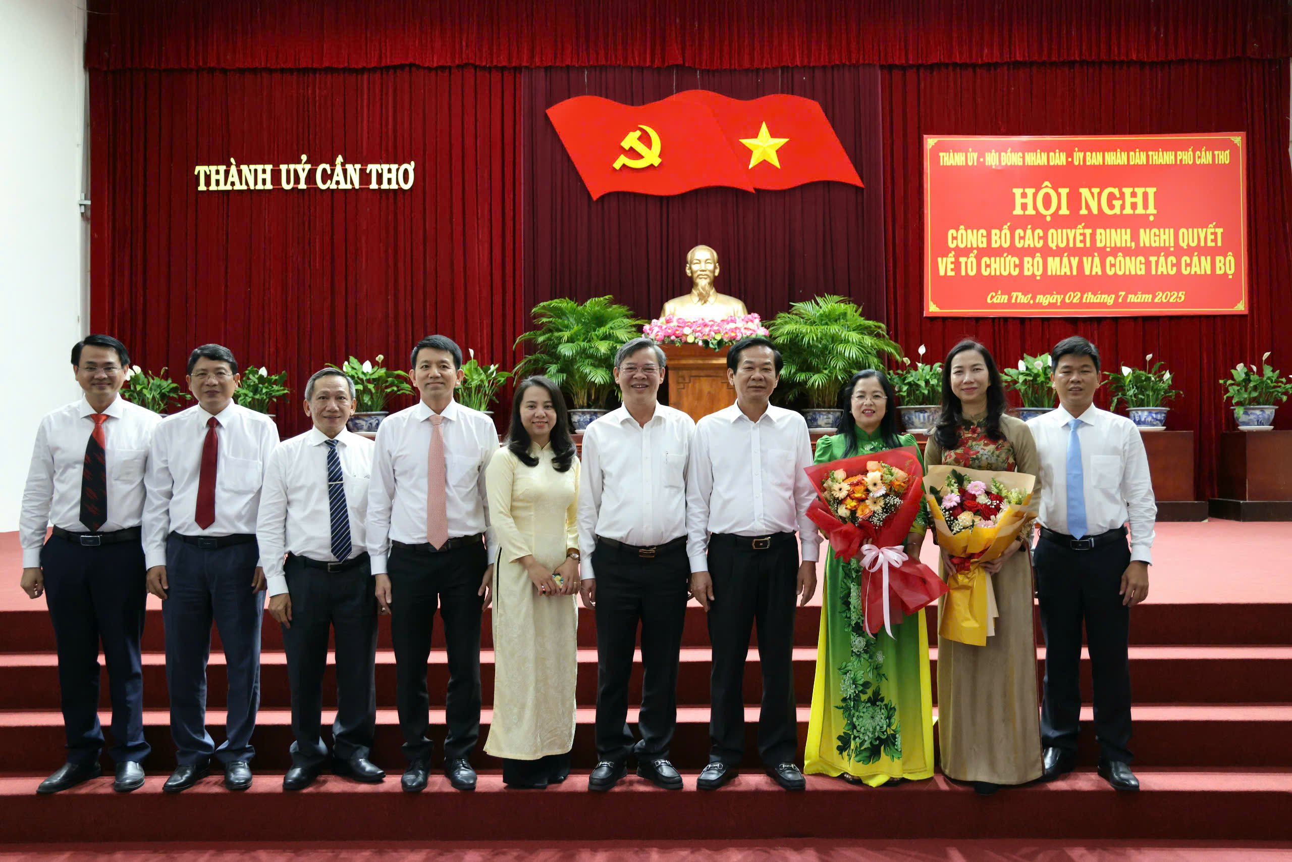Ông Đỗ Thanh Bình - Ủy viên BCH Trung ương Đảng, Bí thư Thành ủy Cần Thơ và ông Trương Cảnh Tuyên - Phó Bí thư Thành ủy Cần Thơ chụp hình lưu niệm cùng lãnh đạo Văn phòng Thành ủy Cần Thơ.