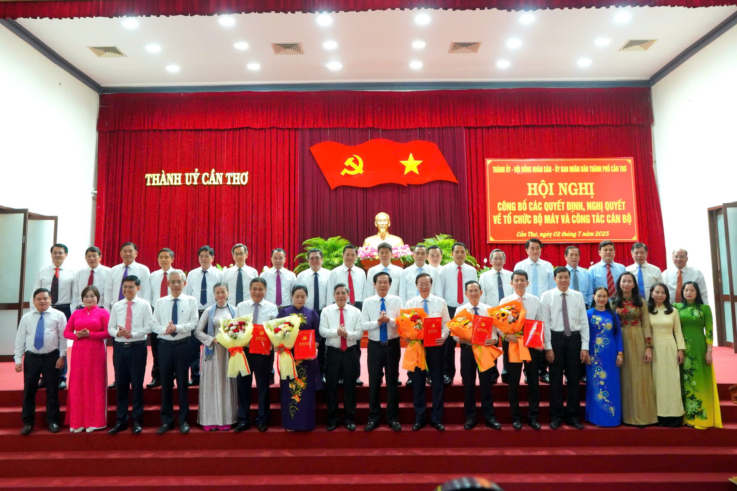 Ông Đỗ Thanh Bình - Ủy viên BCH Trung ương Đảng, Bí thư Thành ủy Cần Thơ và ông Đồng Văn Thanh - Phó Bí thư Thường trực Thành ủy, Chủ tịch HĐND TP. Cần Thơ chụp hình lưu niệm cùng các cơ quan tham mưu giúp việc Thành ủy Cần Thơ nhận quyết định phân công.