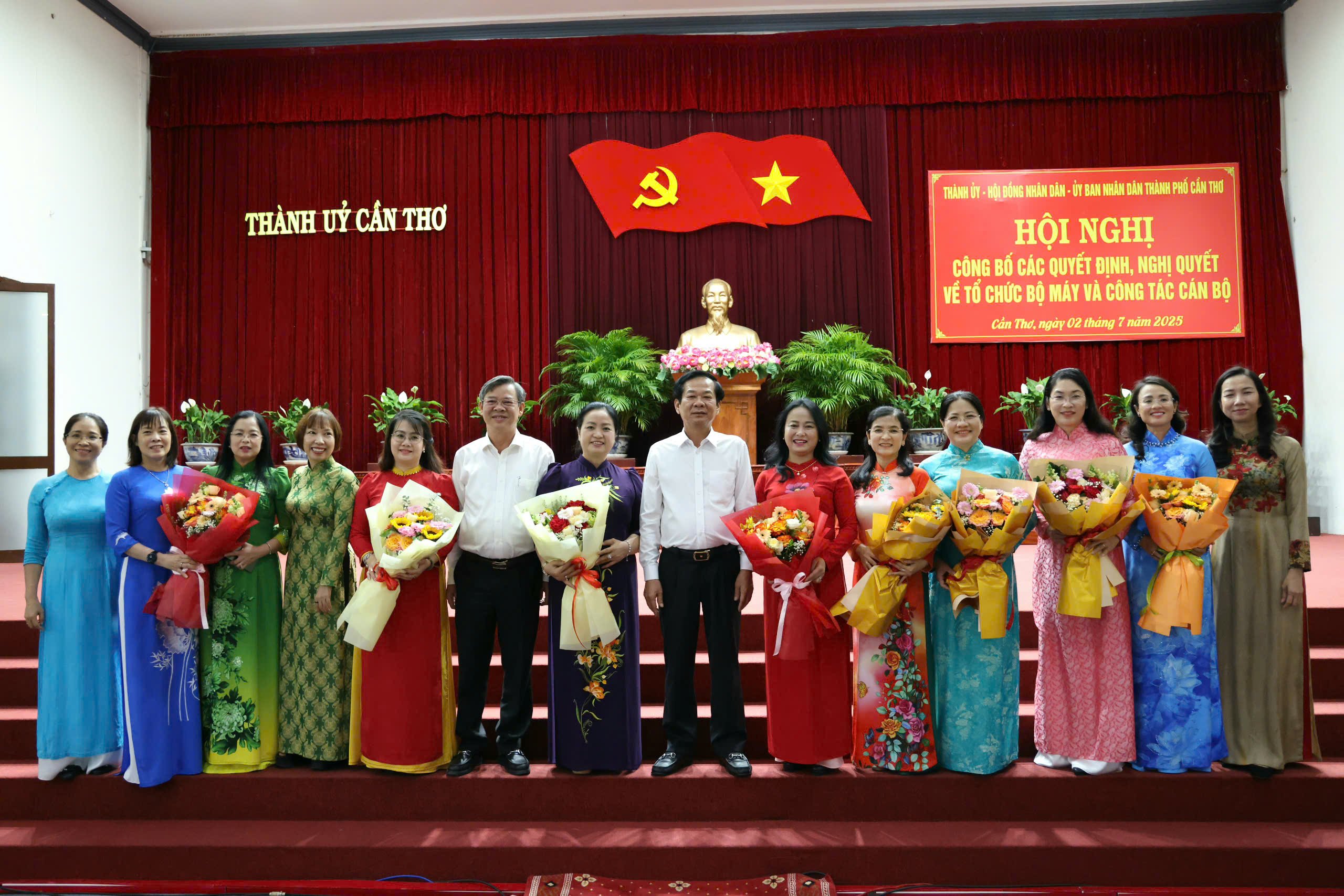 Ông Đỗ Thanh Bình - Ủy viên BCH Trung ương Đảng, Bí thư Thành ủy Cần Thơ và ông Trương Cảnh Tuyên - Phó Bí thư Thành ủy Cần Thơ chụp hình lưu niệm cùng các nữ lãnh đạo nhận quyết định phân công.