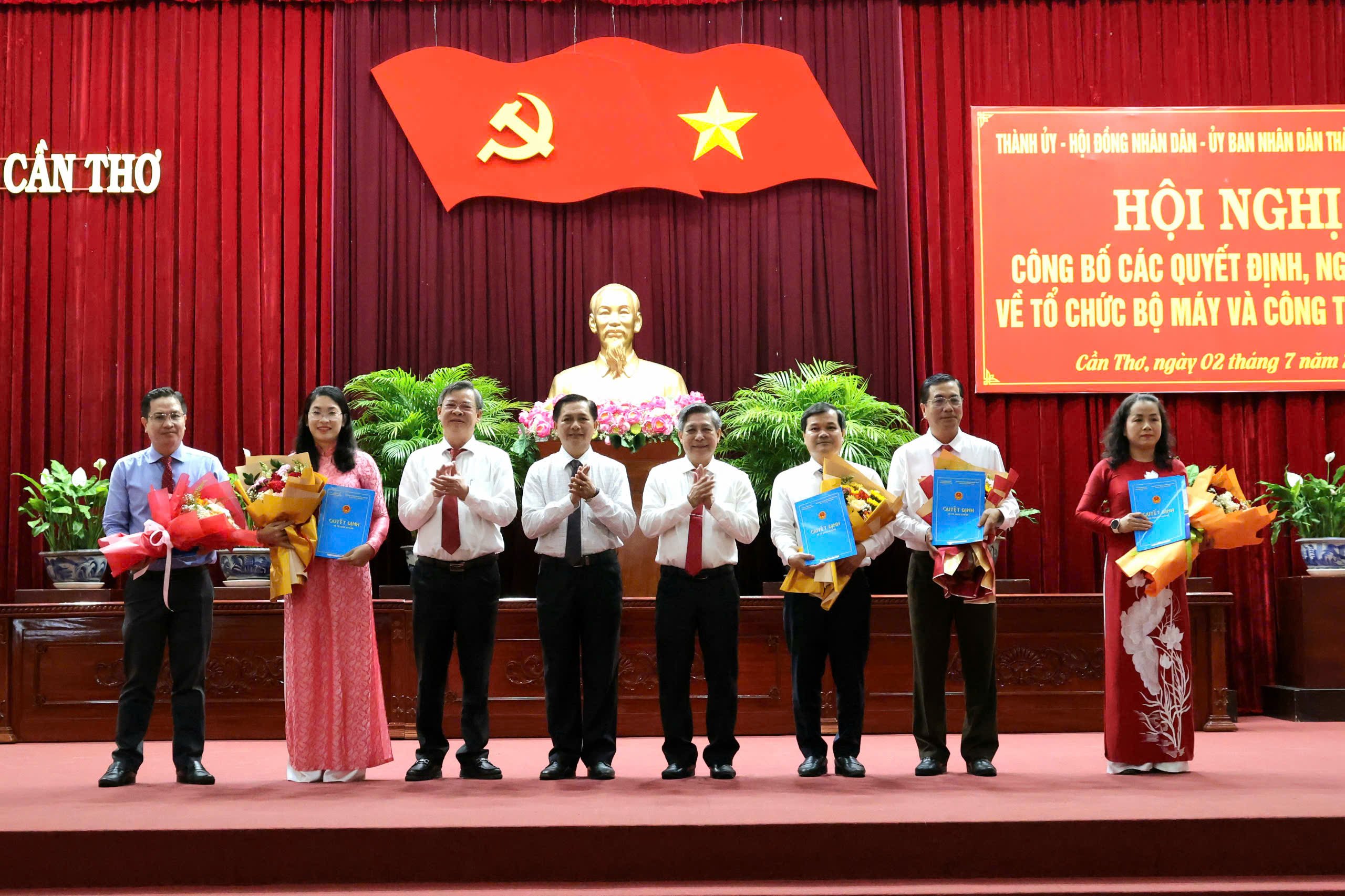 Ông Đồng Văn Thanh - Phó Bí thư Thường trực Thành ủy, Chủ tịch HĐND TP. Cần Thơ; ông Trần Văn Lâu - Phó Bí thư Thành ủy, Chủ tịch UBND TP. Cần Thơ và ông Trương Cảnh Tuyên - Phó Bí thư Thành ủy Cần Thơ trao các quyết định công tác cán bộ.