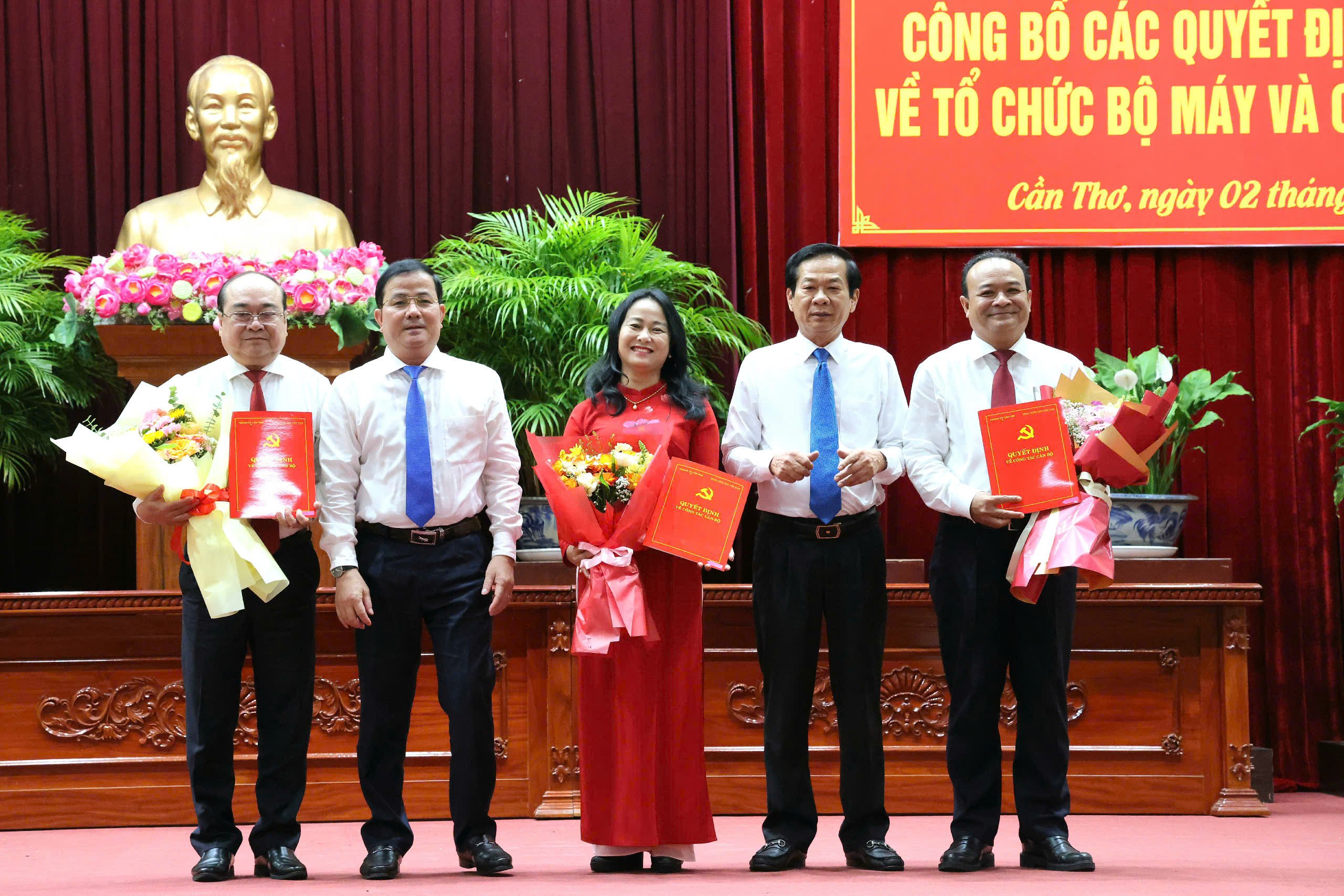 Ông Đỗ Thanh Bình - Ủy viên BCH Trung ương Đảng, Bí thư Thành ủy Cần Thơ và ông Trần Văn Huyến - Phó Bí thư Thành ủy Cần Thơ trao các quyết định công tác cán bộ.