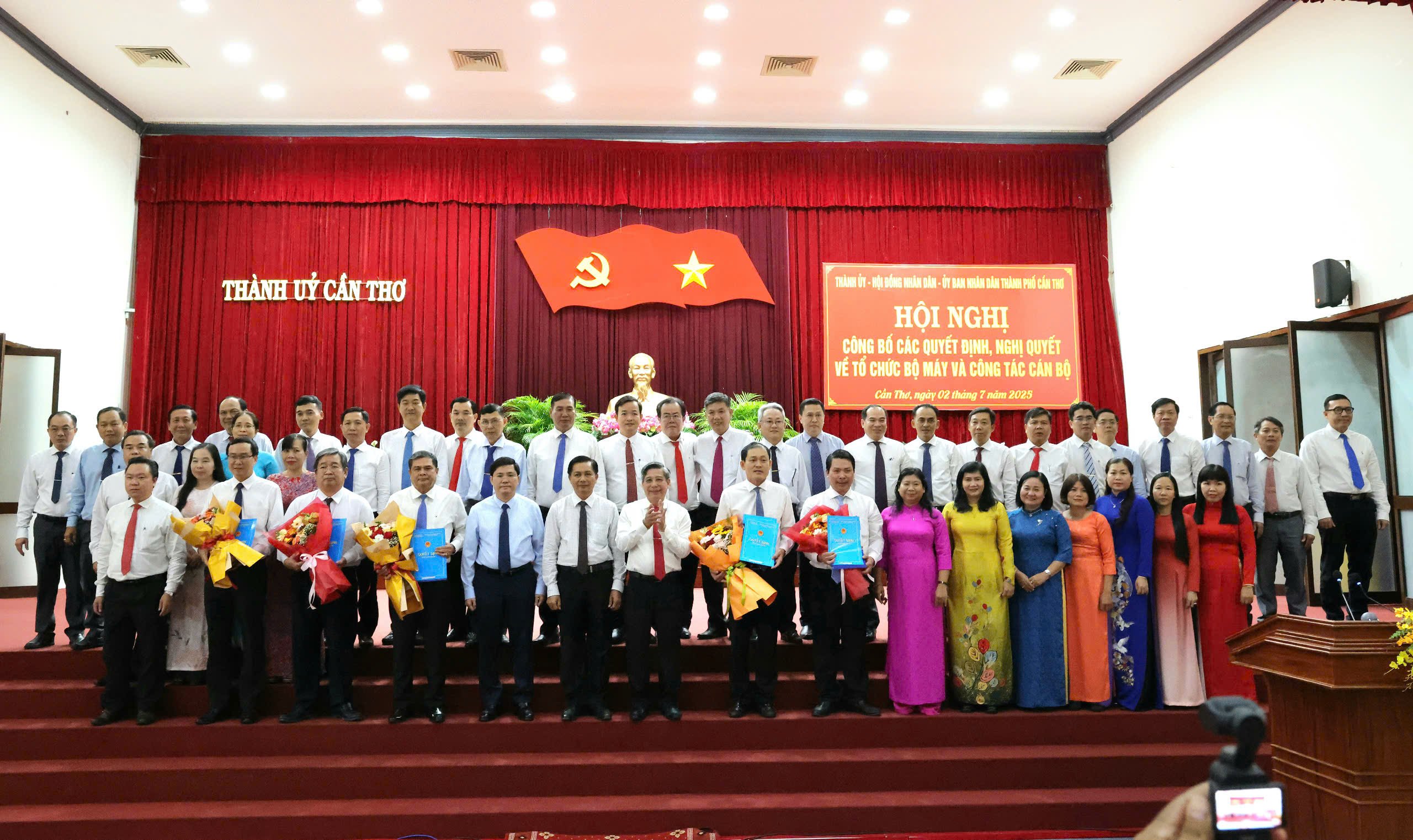 Lãnh đạo TP. Cần Thơ chụp hình lưu niệm cùng lãnh đạo các sở ngành nhận quyết định phân công.