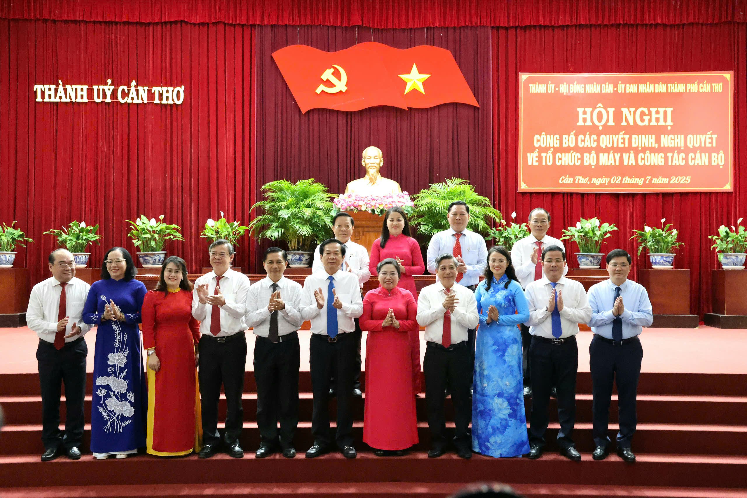 Lãnh đạo TP. Cần Thơ chụp hình lưu niệm cùng Ban Thường trực UB MTTQ Việt Nam TP. Cần Thơ.