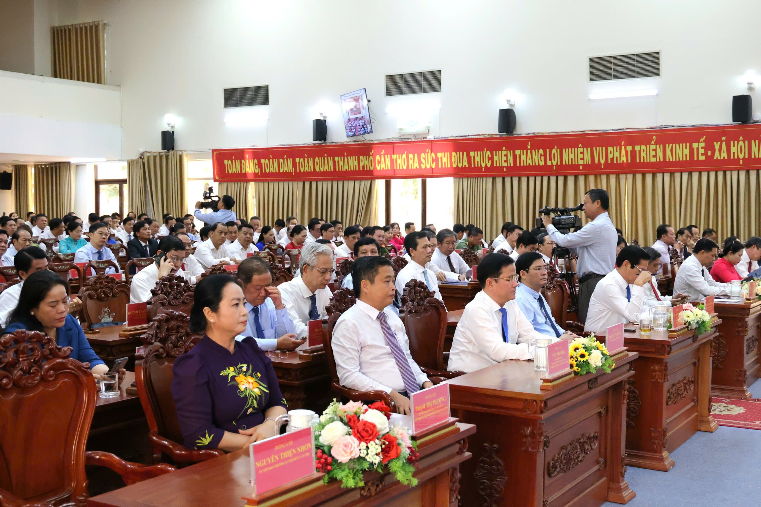 Quang cảnh hội nghị công bố các quyết định, nghị quyết về tổ chức bộ máy và công tác cán bộ.