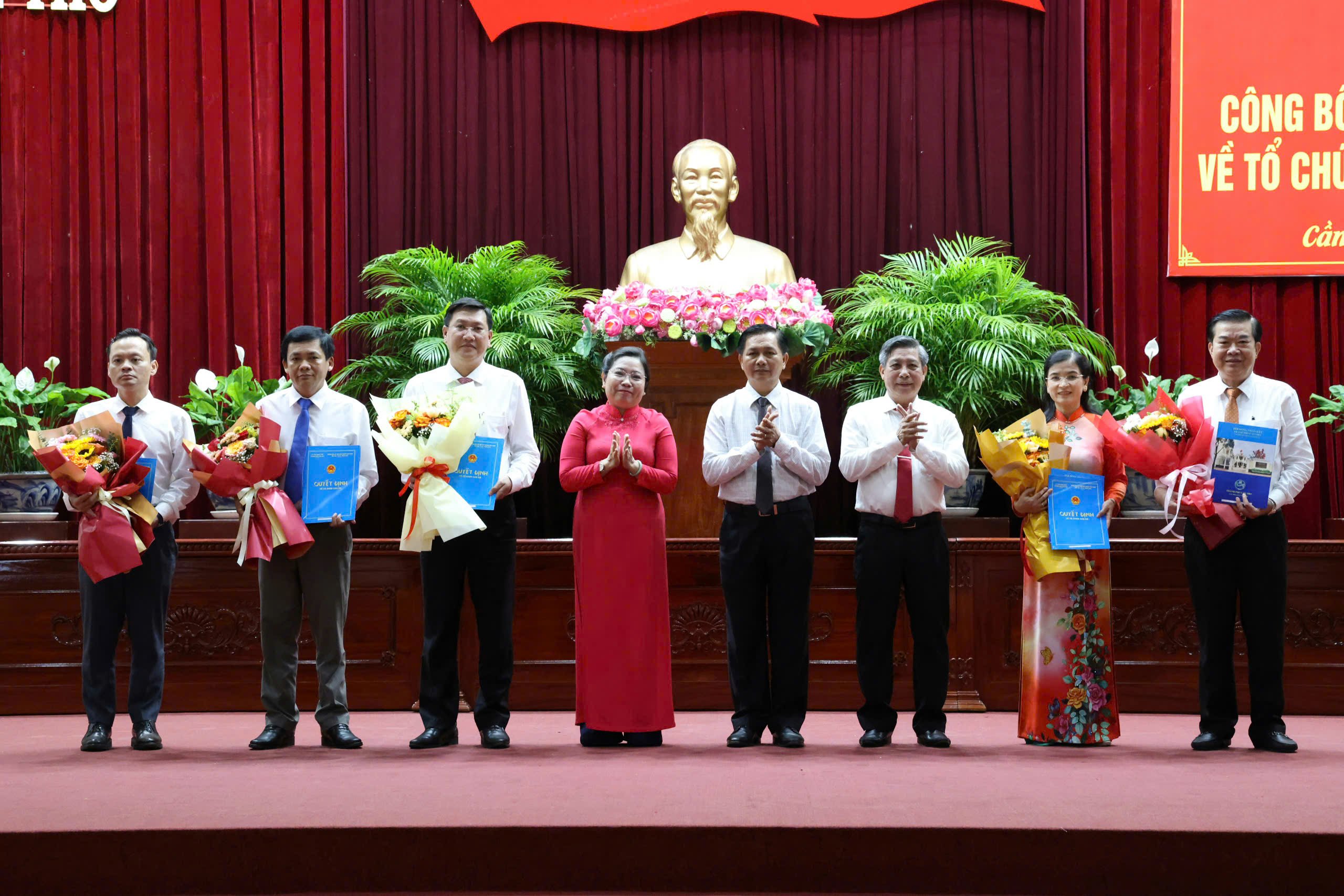 Ông Đồng Văn Thanh - Phó Bí thư Thường trực Thành ủy, Chủ tịch HĐND TP. Cần Thơ; ông Trần Văn Lâu - Phó Bí thư Thành ủy, Chủ tịch UBND TP. Cần Thơ và bà Hồ Thị Cẩm Đào - Phó Bí thư Thành ủy, Chủ tịch Ủy ban MTTQ Việt Nam TP. Cần Thơ trao quyết định cho PGS.TS.BS Hoàng Quốc Cường (bìa trái) - Giám đốc Sở Y tế Cần Thơ.