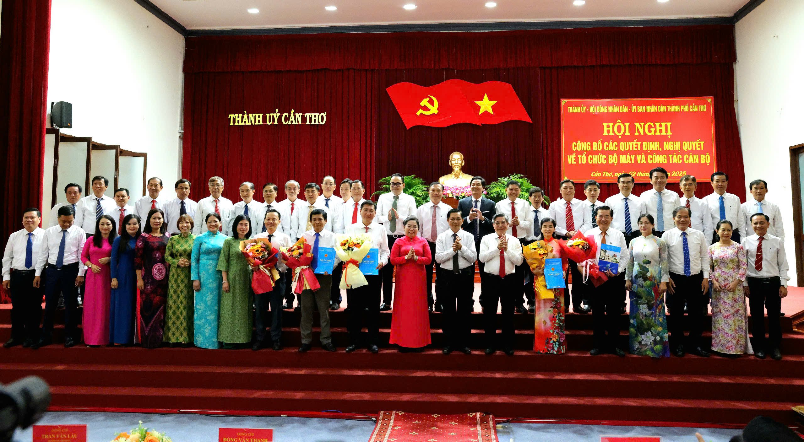 Lãnh đạo TP Cần Thơ chụp hình lưu niệm cùng cán bộ lãnh đạo Sở Y tế TP. Cần Thơ và lãnh đạo các sở ngành nhận quyết định phân công.