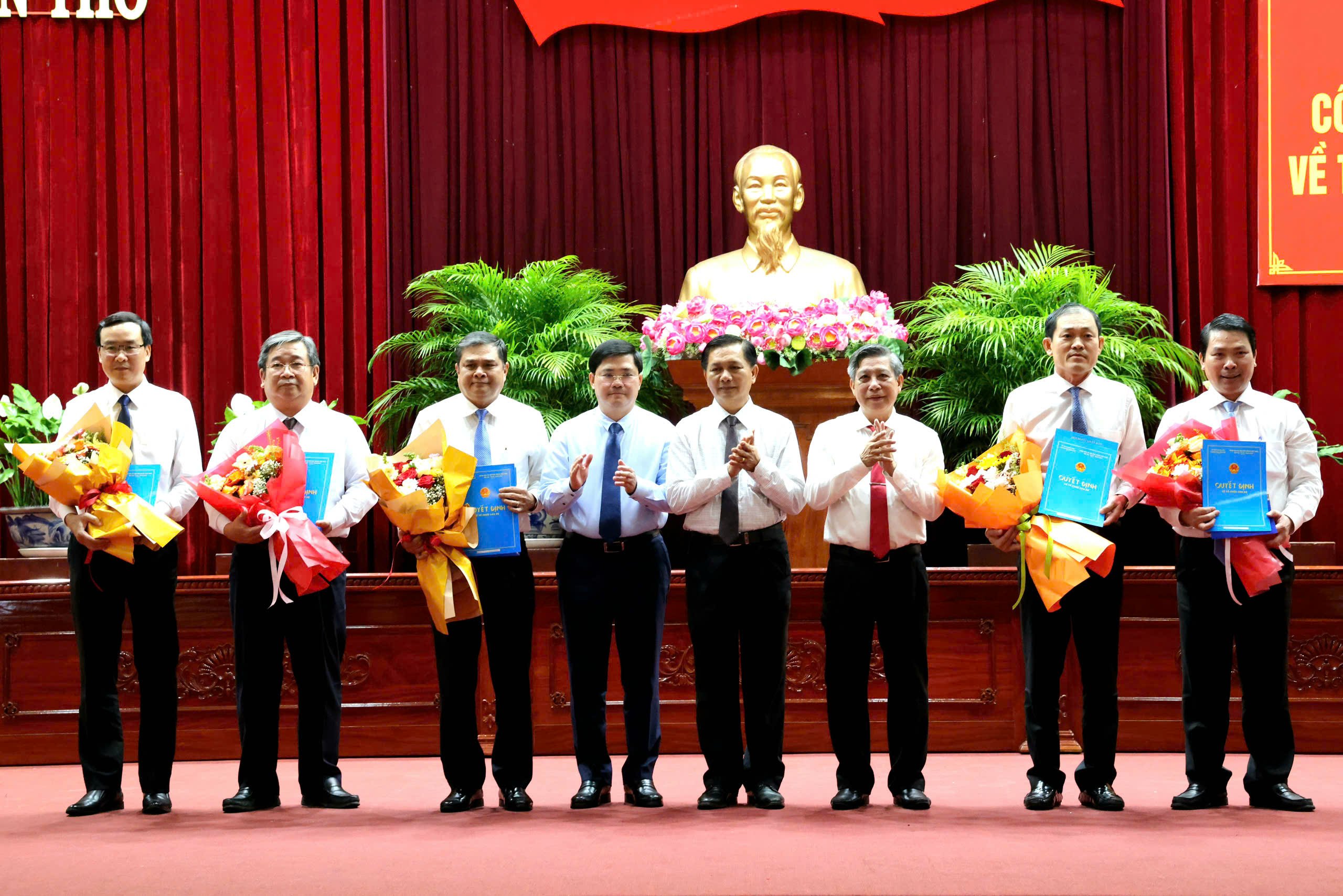 Ông Đồng Văn Thanh - Phó Bí thư Thường trực Thành ủy, Chủ tịch HĐND TP. Cần Thơ; ông Trần Văn Lâu - Phó Bí thư Thành ủy, Chủ tịch UBND TP. Cần Thơ và ông Nguyễn Tuấn Anh - Phó Bí thư Thành ủy, Trưởng đoàn ĐBQH TP. Cần Thơ trao quyết định, hoa chúc mừng cho ông Nguyễn Văn Bảy (thứ 3 từ trái qua) - Giám đốc Sở VHTT&DL TP. Cần Thơ (mới).