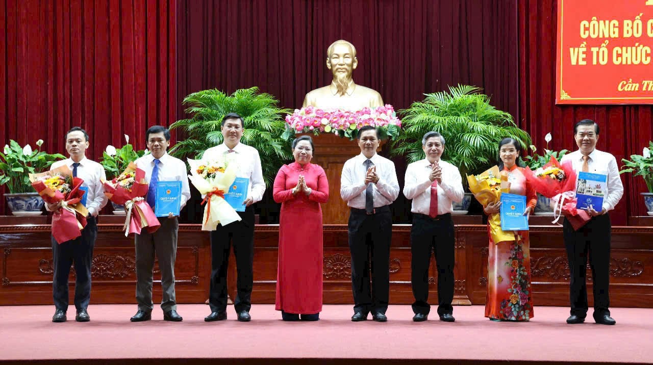 Ông Đồng Văn Thanh - Phó Bí thư Thường trực Thành ủy, Chủ tịch HĐND TP. Cần Thơ; ông Trần Văn Lâu - Phó Bí thư Thành ủy, Chủ tịch UBND TP. Cần Thơ và bà Hồ Thị Cẩm Đào - Phó Bí thư Thành ủy, Chủ tịch Ủy ban MTTQ Việt Nam TP. Cần Thơ trao quyết định cho bà Trần Thị Huyền - Phó Giám đốc phụ trách Sở Giáo dục và Đào tạo TP. Cần Thơ.
