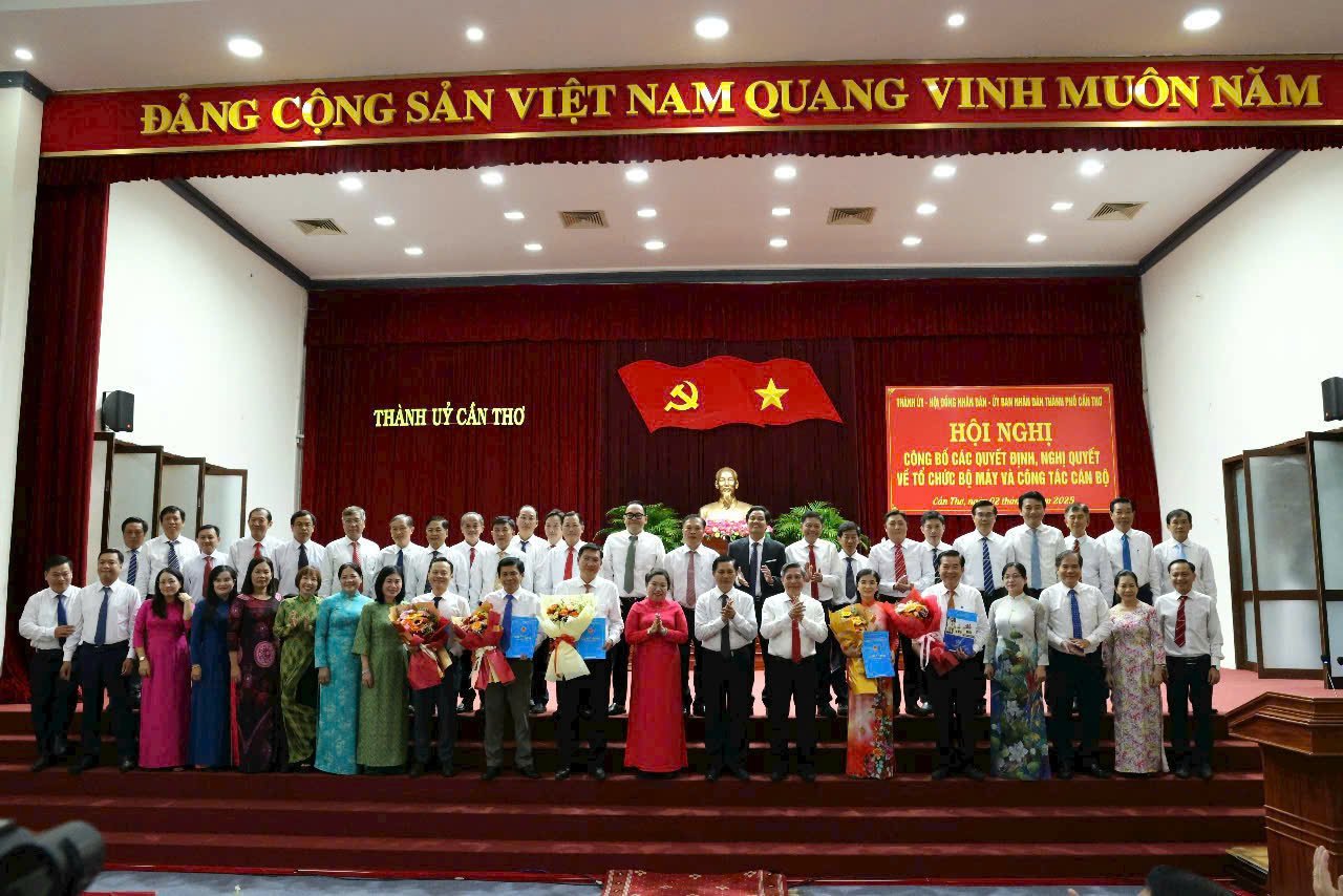 Lãnh đạo TP Cần Thơ chụp hình lưu niệm cùng cán bộ lãnh đạo Sở GD&ĐT TP. Cần Thơ và lãnh đạo các sở ngành nhận quyết định phân công.