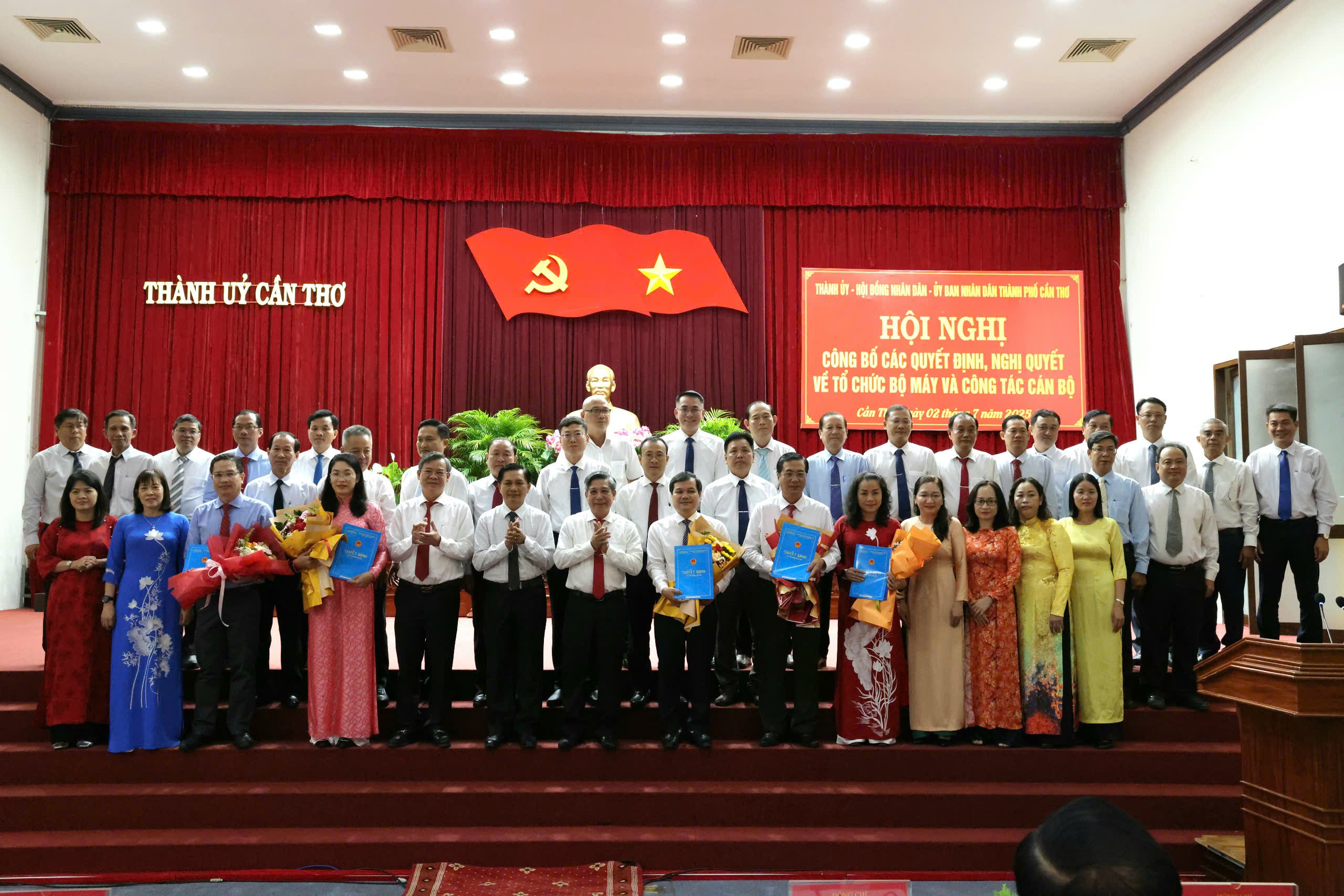 Lãnh đạo TP. Cần Thơ chụp hình lưu niệm cùng cán bộ lãnh đạo Sở Tư pháp TP. Cần Thơ và lãnh đạo các sở ngành nhận quyết định phân công.