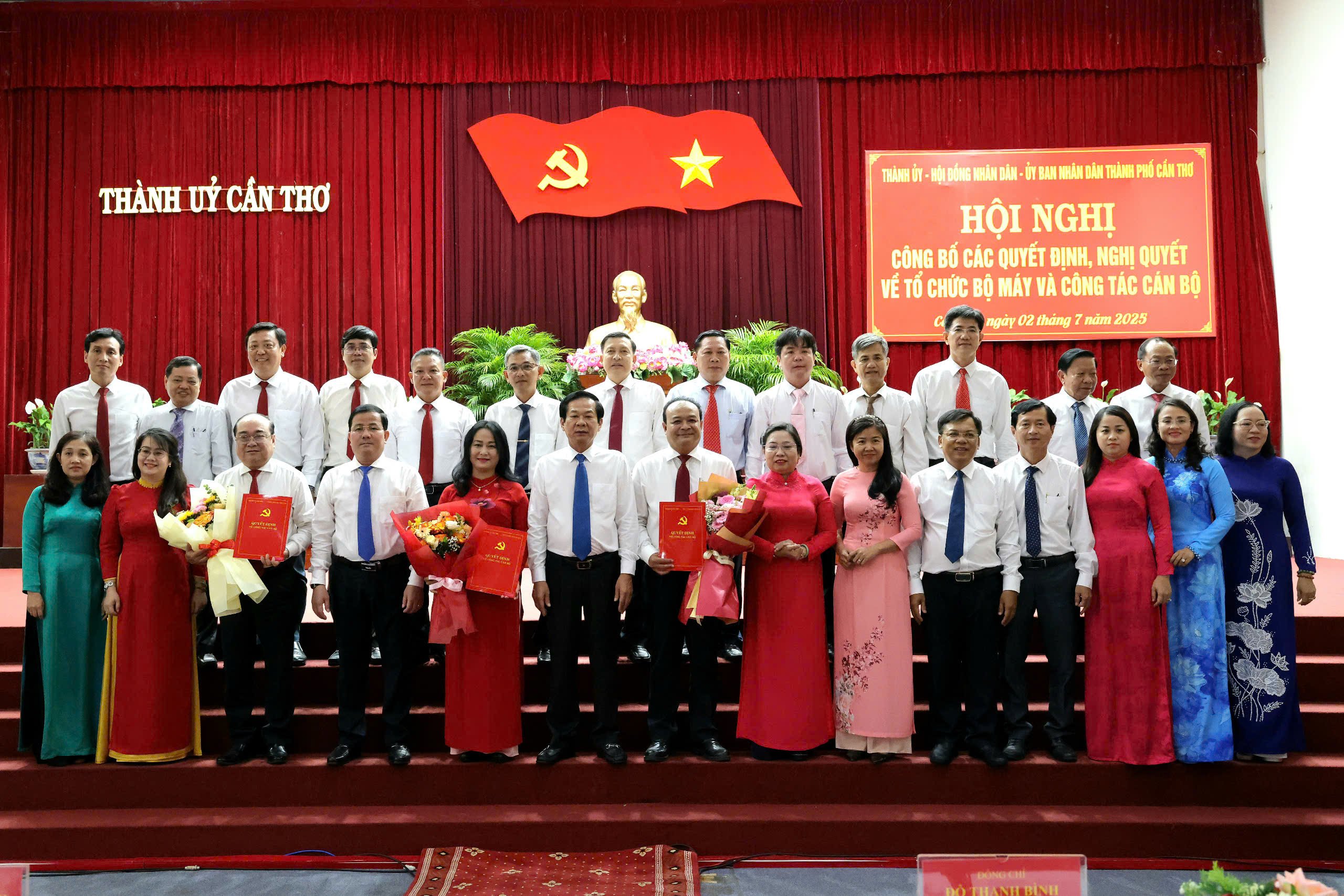 Lãnh đạo TP Cần Thơ chụp hình lưu niệm cùng cán bộ lãnh đạo Trường Chính trị TP. Cần Thơ và lãnh đạo các sở ngành nhận quyết định phân công